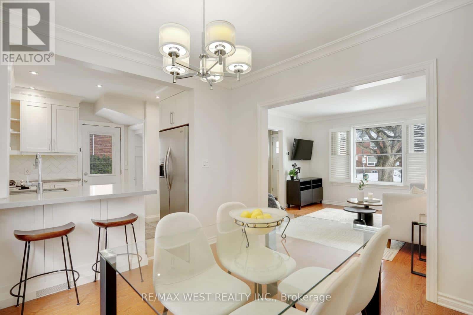 10 ALLANBROOKE DRIVE — Toronto (Kingsway South), Ontario - Photo 5 of 33