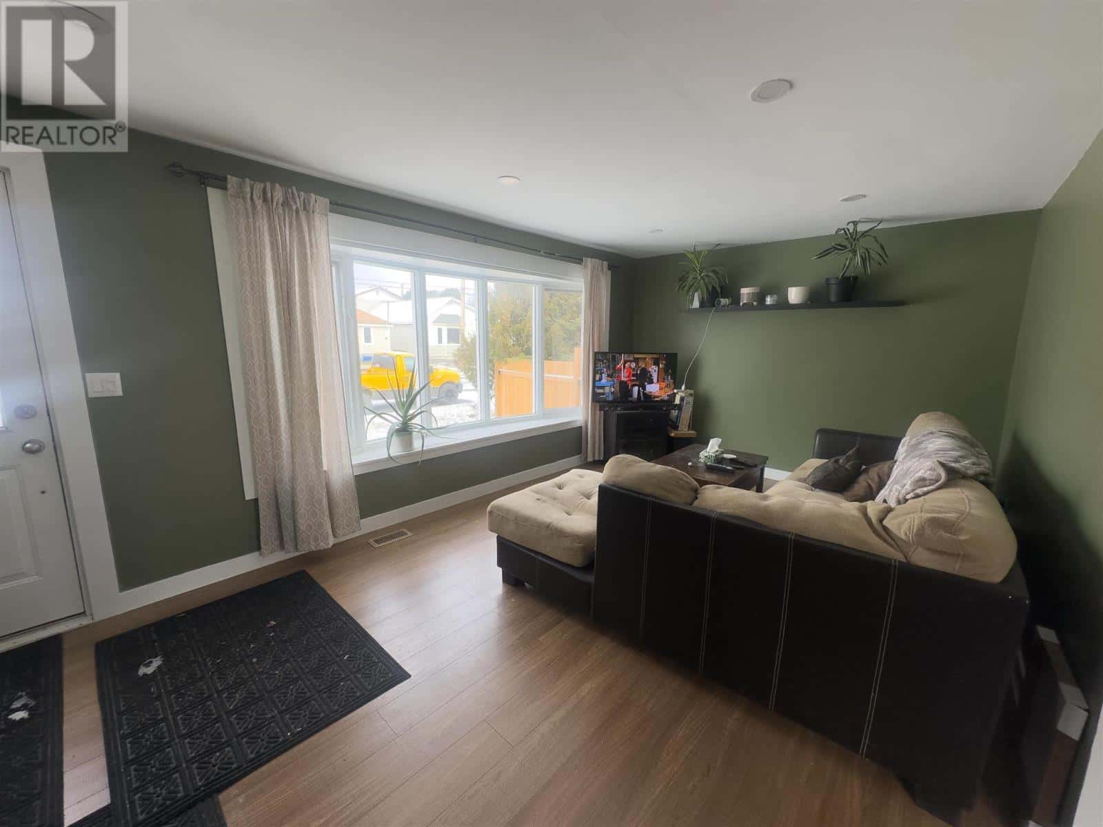 129 JOHN ST — GERALDTON, Ontario - Photo 3 of 24