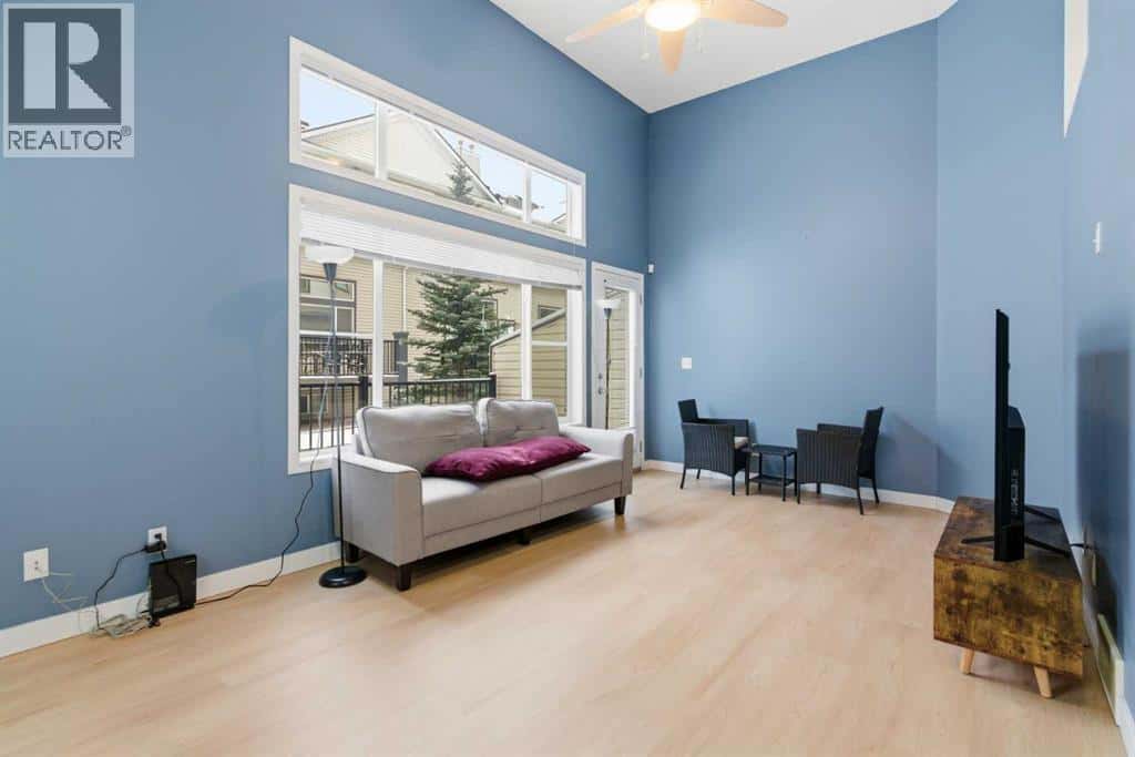 166 Everhollow Heights SW — Calgary, Alberta - Photo 5 of 30