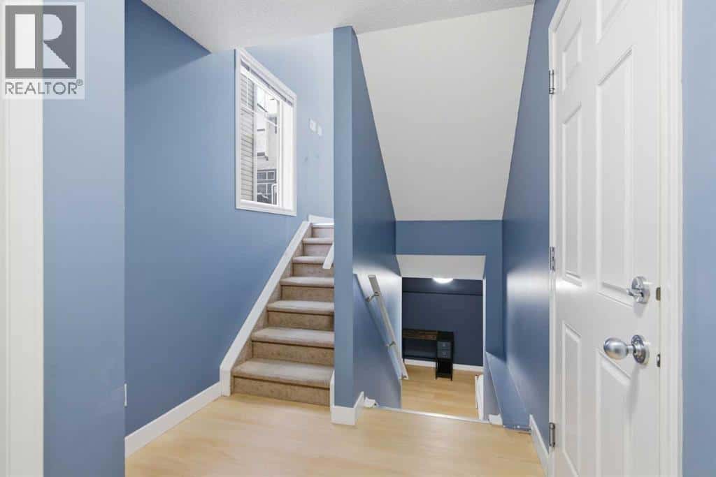 166 Everhollow Heights SW — Calgary, Alberta - Photo 4 of 30