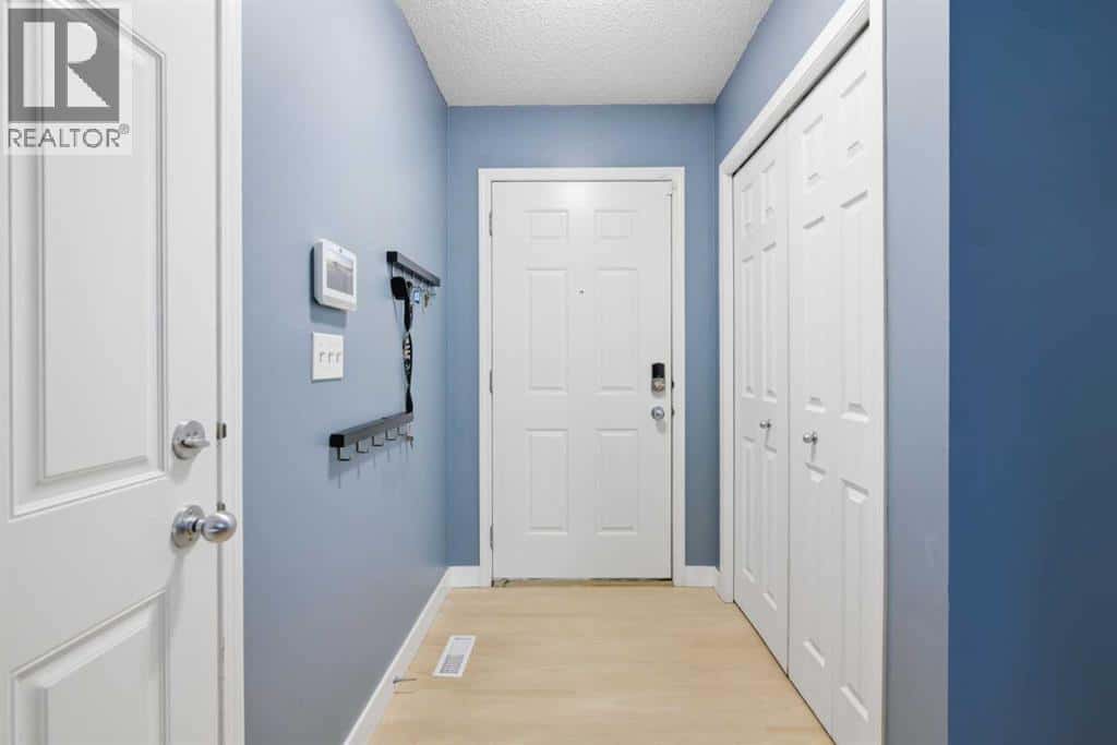 166 Everhollow Heights SW — Calgary, Alberta - Photo 3 of 30