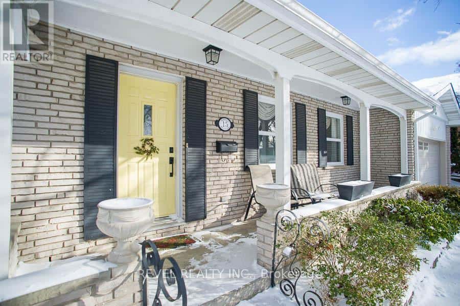 15 BURDOCK BOULEVARD — Brantford, Ontario - Photo 3 of 30