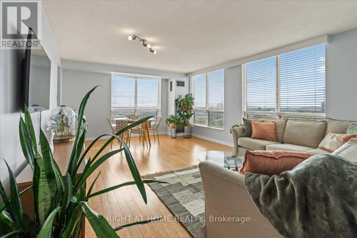 1011 - 101 SUBWAY CRESCENT — Toronto (Islington-City Centre West), Ontario - Photo 2 of 46