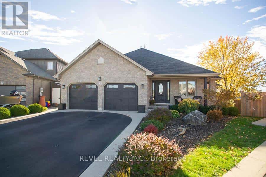 9 DAVEY COURT — Haldimand, Ontario - Photo 2 of 44