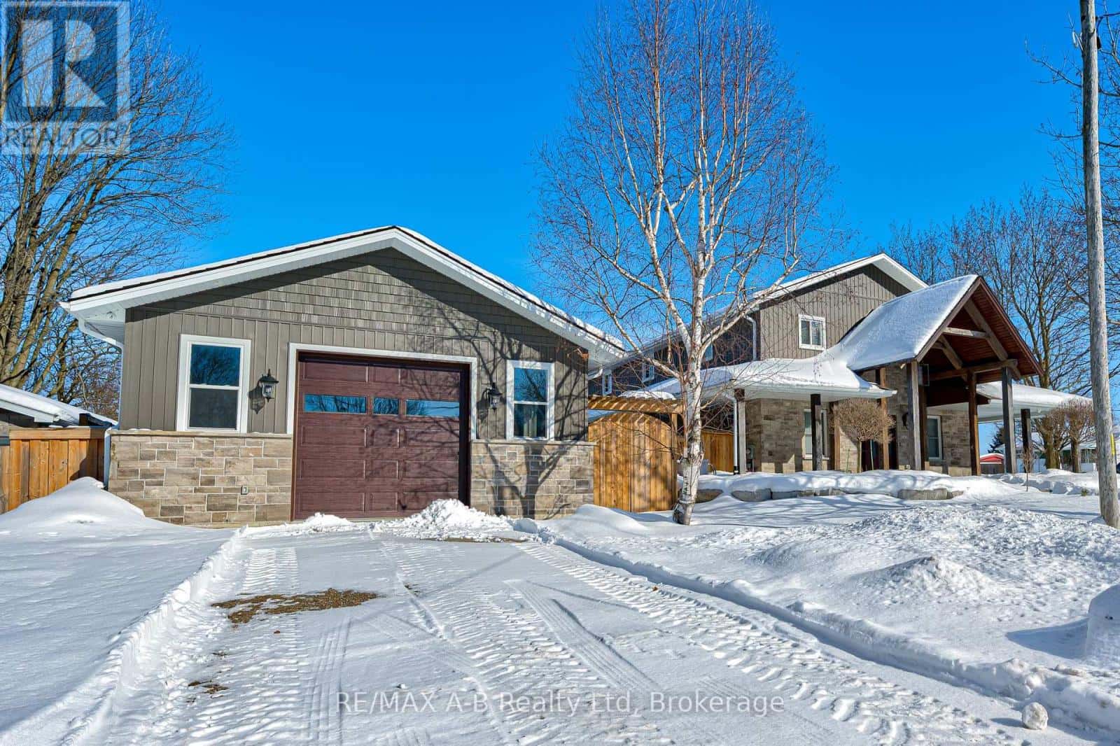 197 TRAFALGAR STREET N — West Perth (Mitchell), Ontario - Photo 2 of 49