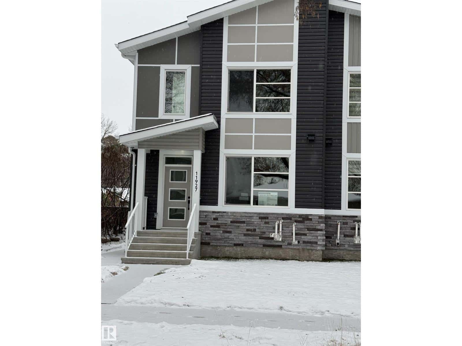 11927 123 ST NW — Edmonton, Alberta - Photo 2 of 67