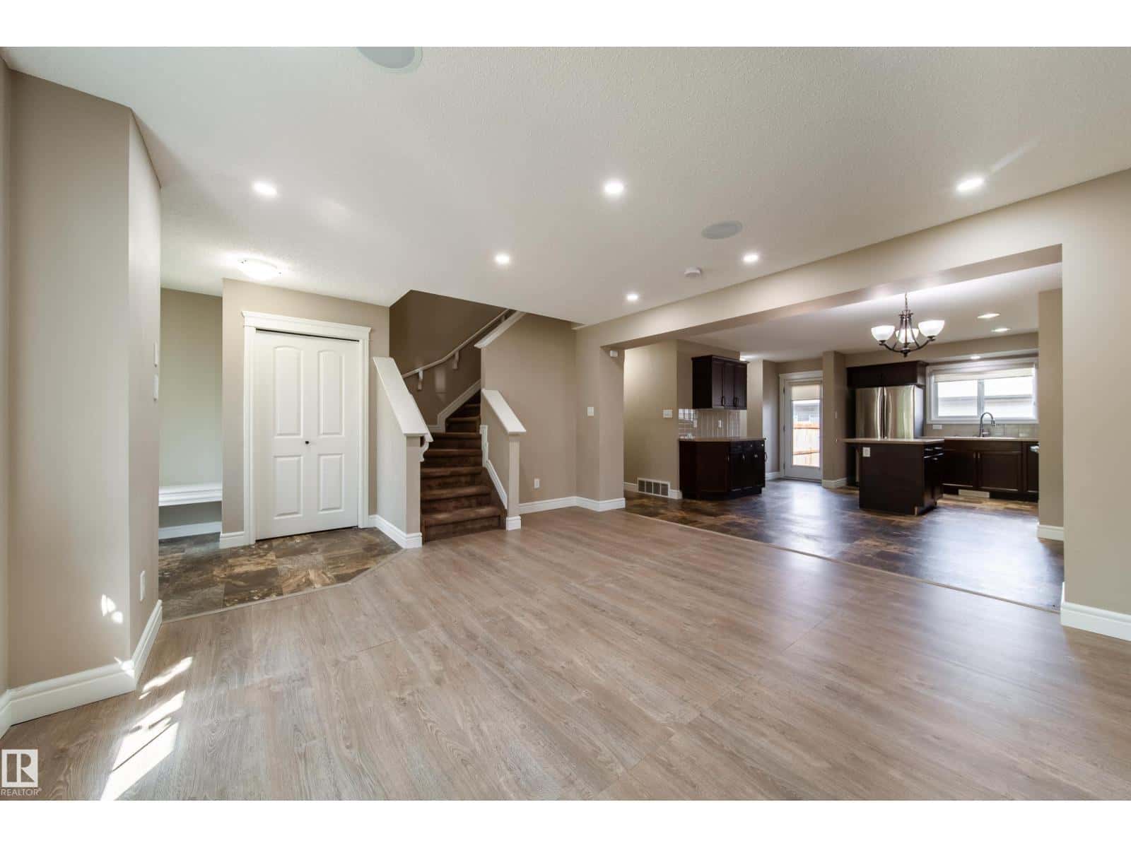 162 DESROCHERS GA SW — Edmonton, Alberta - Photo 4 of 36