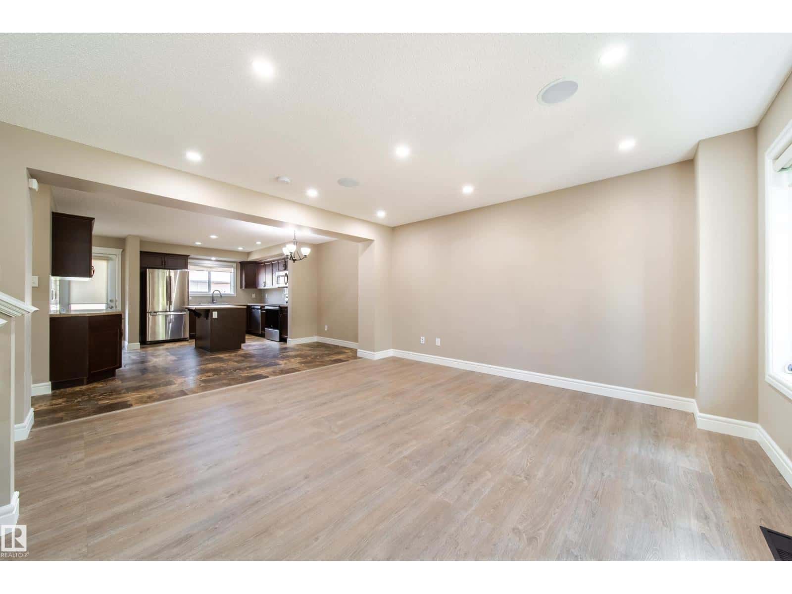 162 DESROCHERS GA SW — Edmonton, Alberta - Photo 2 of 36