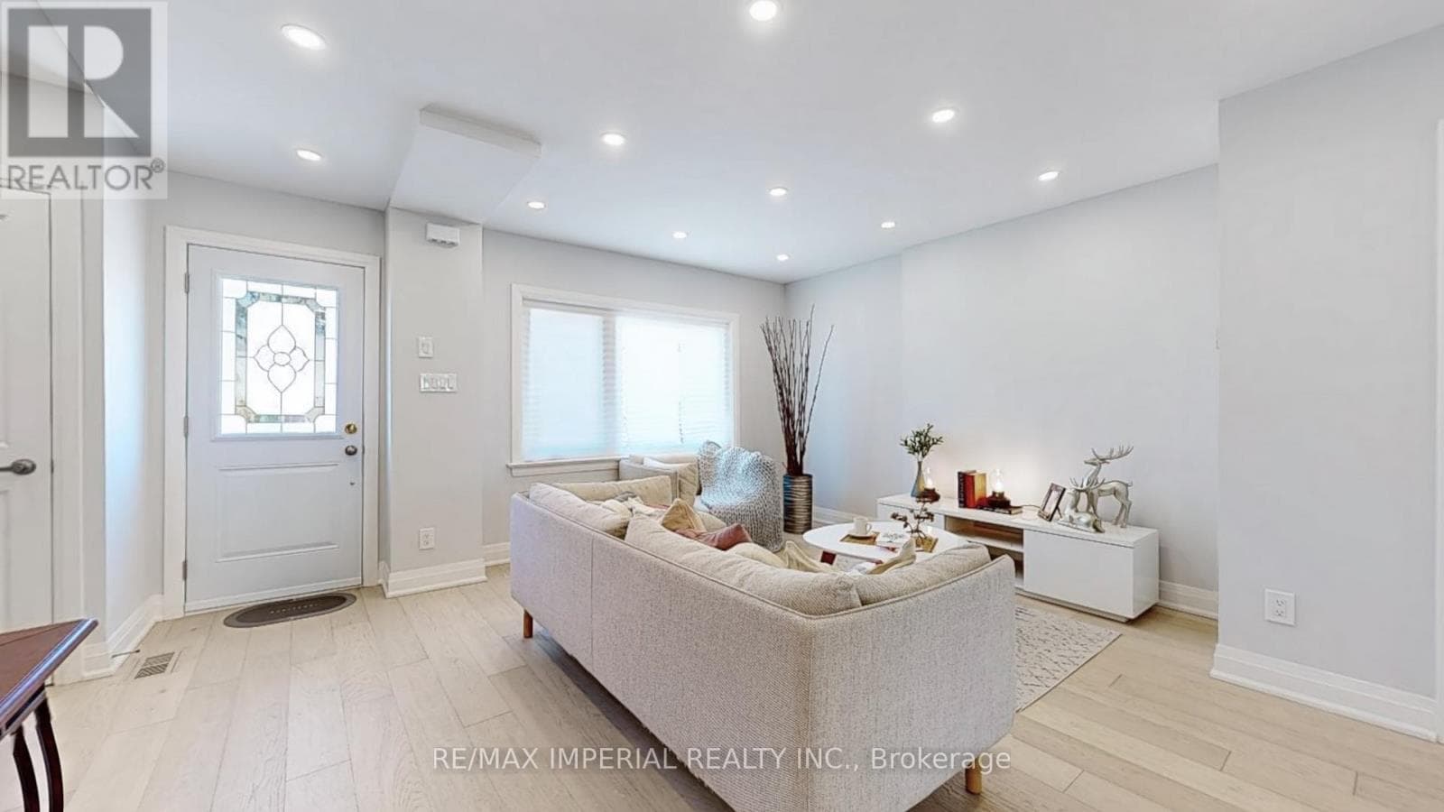 9 LESMOUNT AVENUE — Toronto (Danforth Village-East York), Ontario - Main photo