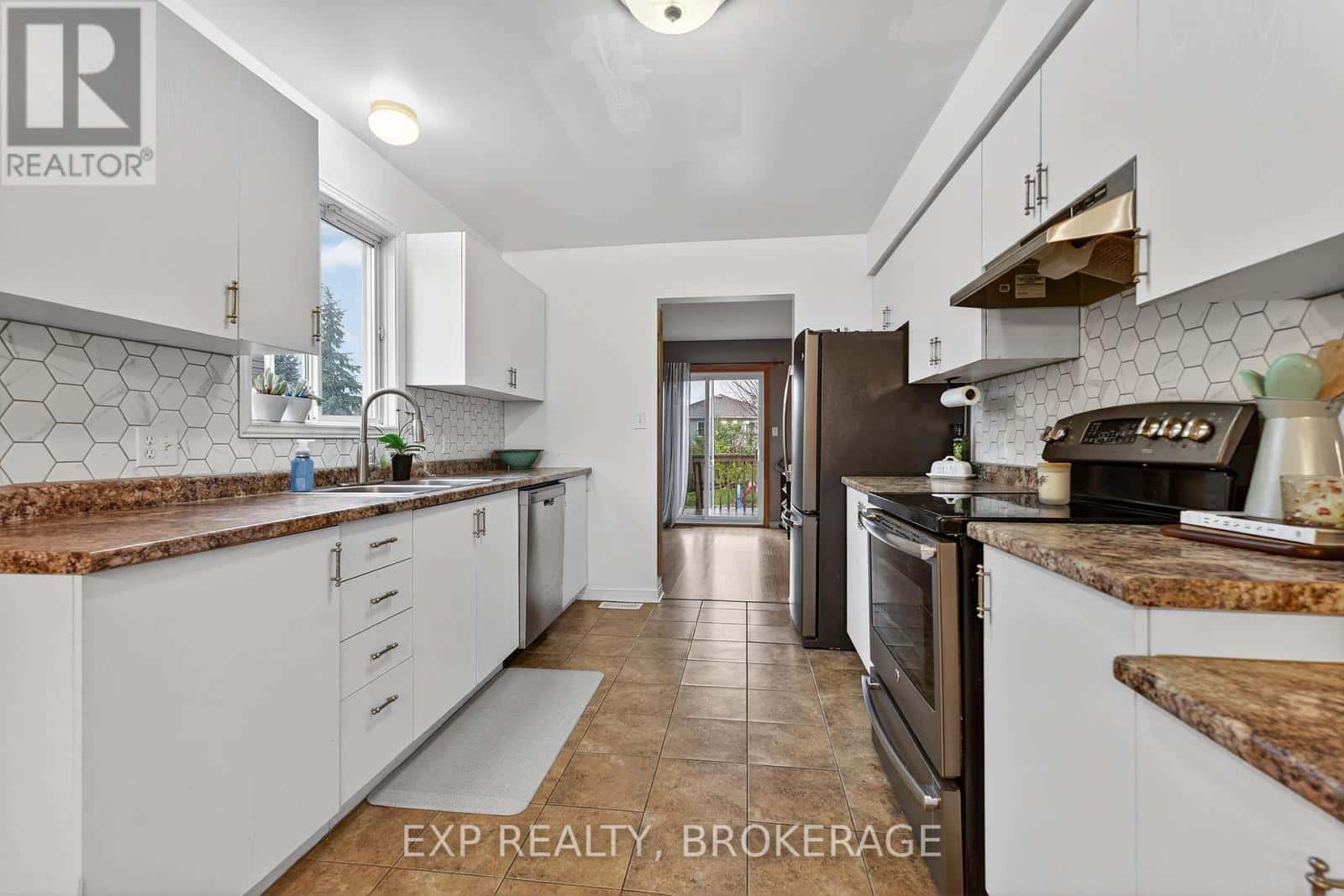 14 CLIFFORD STREET — Loyalist (Amherstview), Ontario - Photo 5 of 38