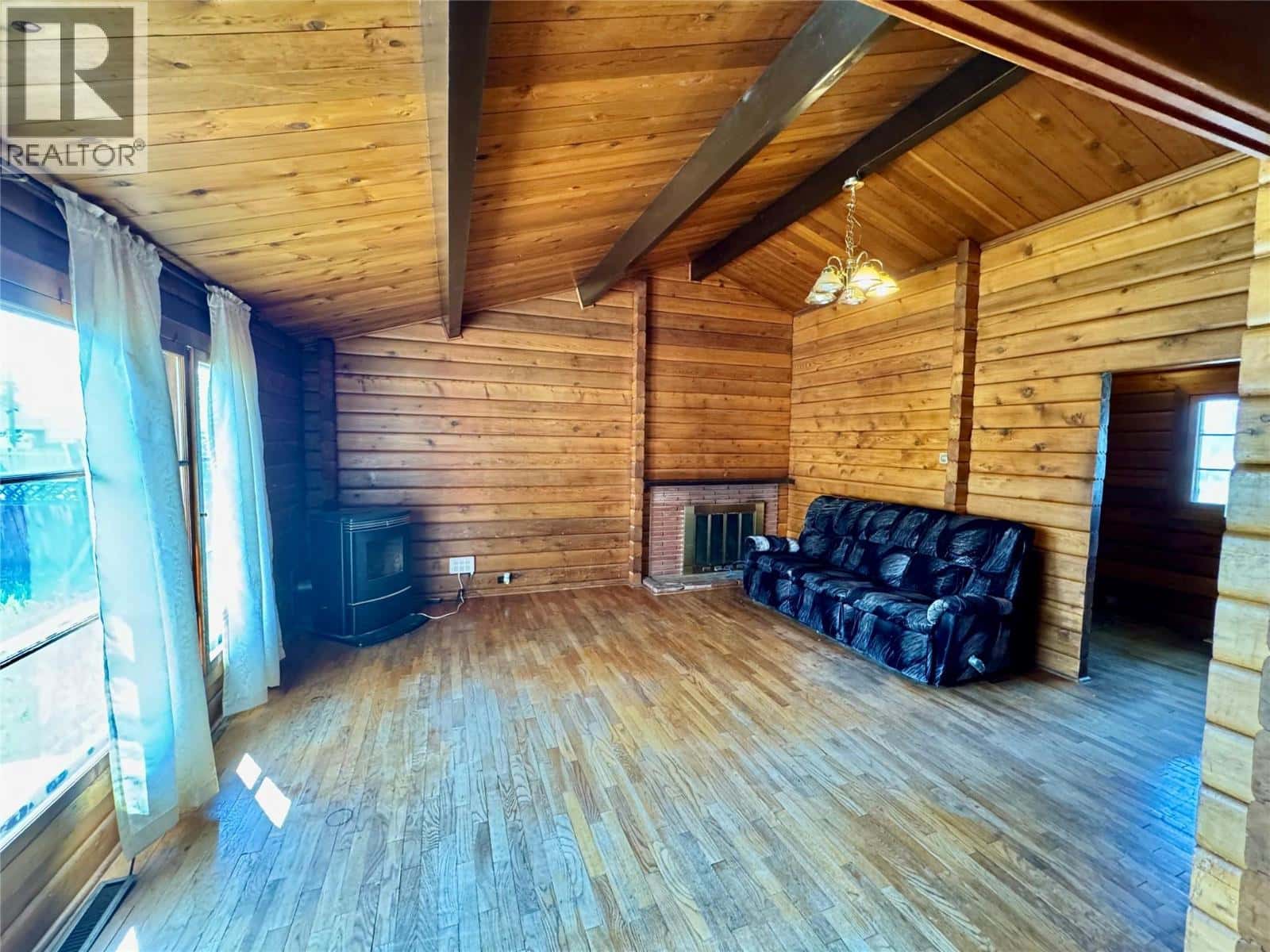 1813 108 Avenue — Dawson Creek, British Columbia - Photo 2 of 17