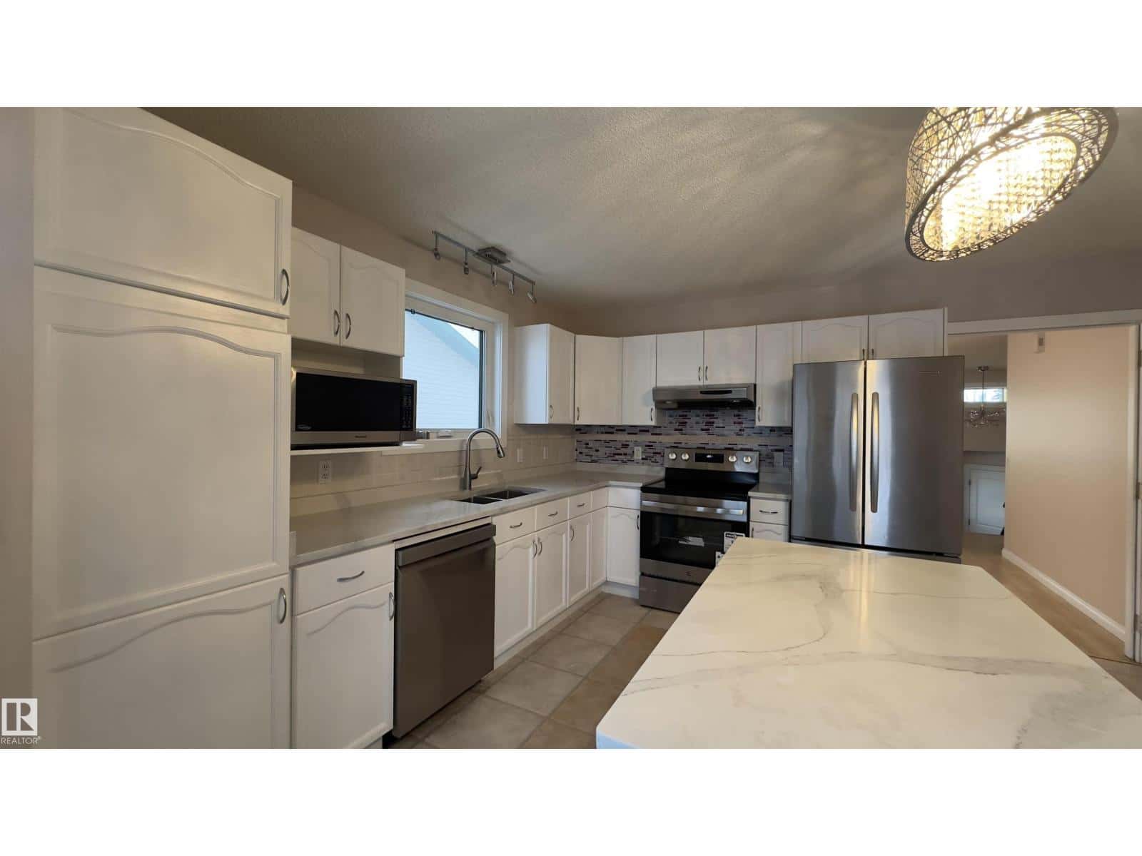 Edmonton — Edmonton - Photo 3 of 32