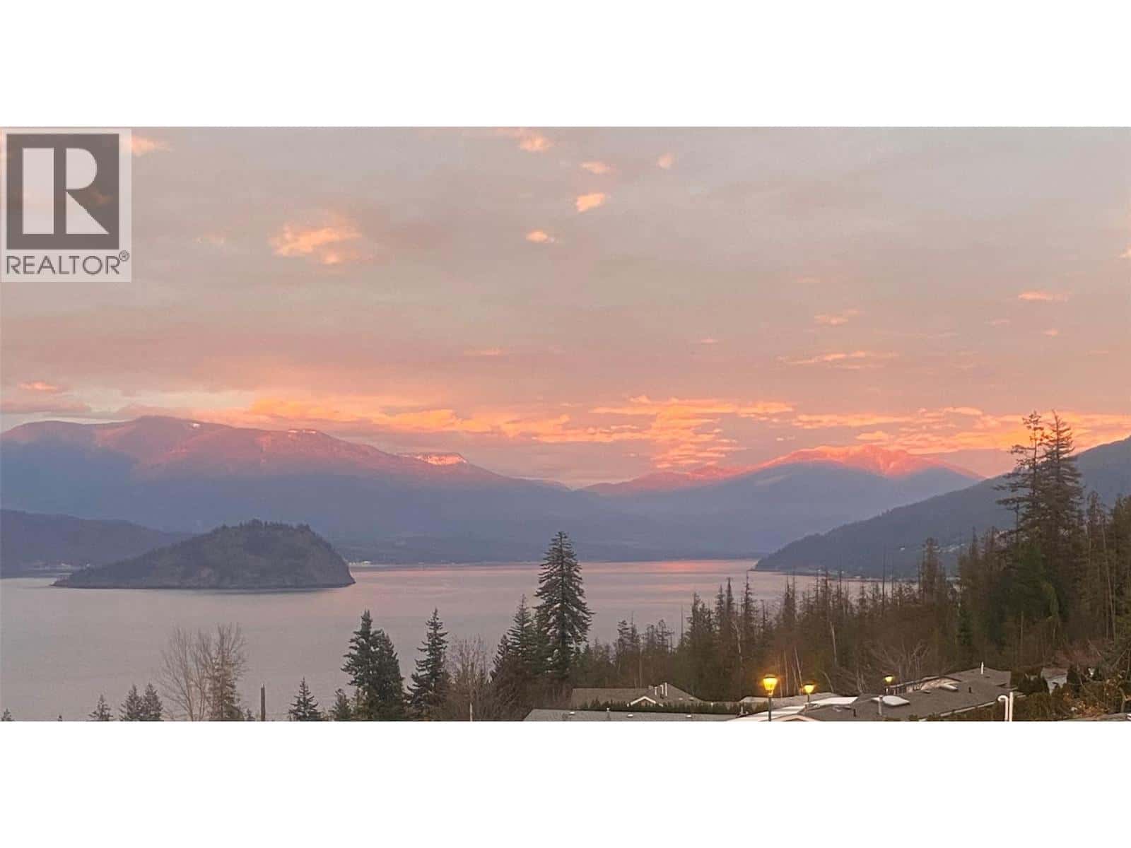 1510 Trans Canada Highway Unit# 65 — Sorrento, British Columbia - Photo 4 of 88