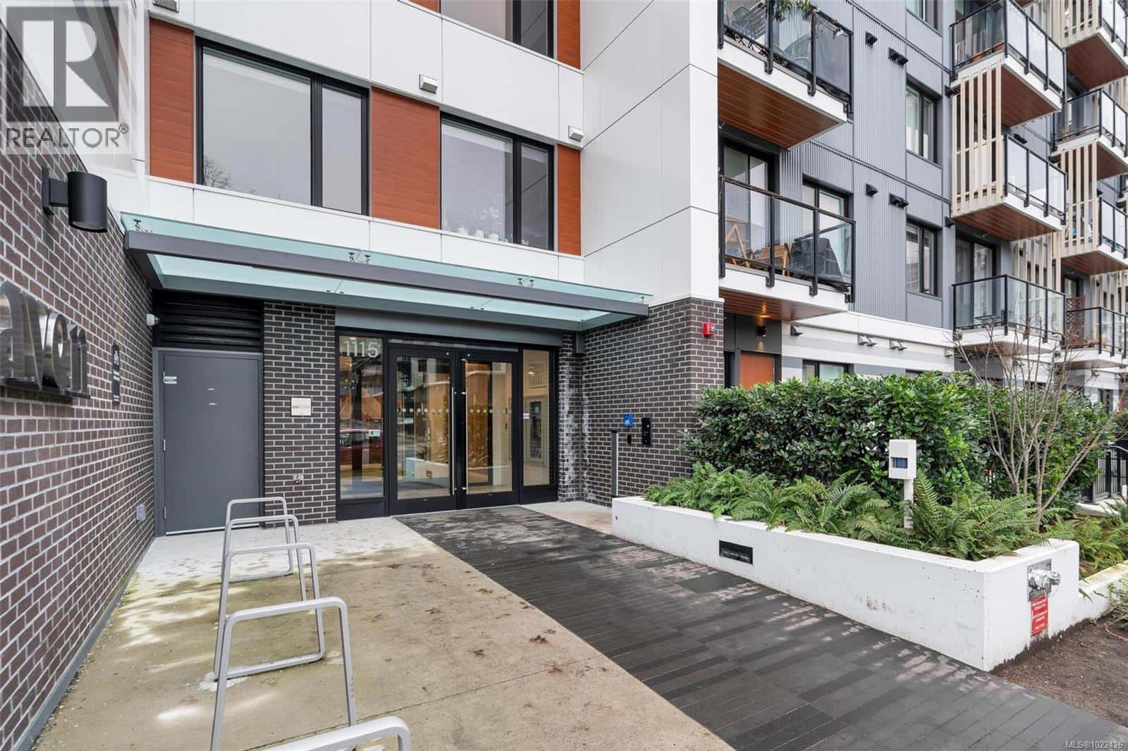 417 1115 Johnson St — Victoria, British Columbia - Photo 3 of 38