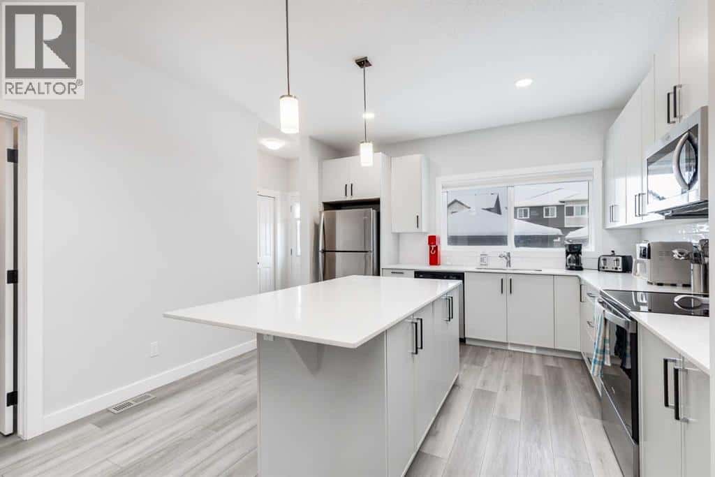 226 Midgrove Mews SW — Airdrie, Alberta - Photo 4 of 31