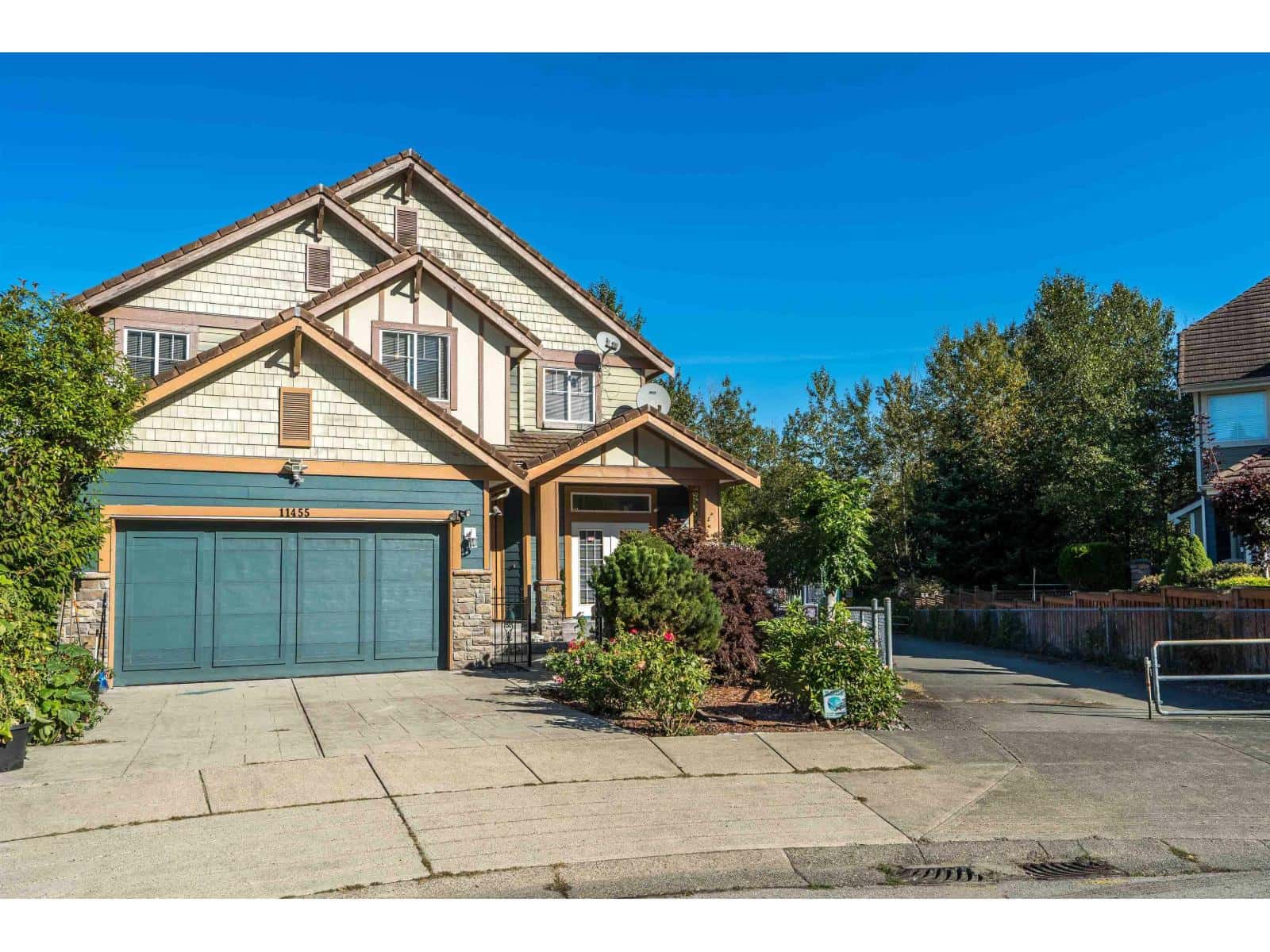 11455 154A STREET — Surrey, British Columbia - Photo 2 of 39