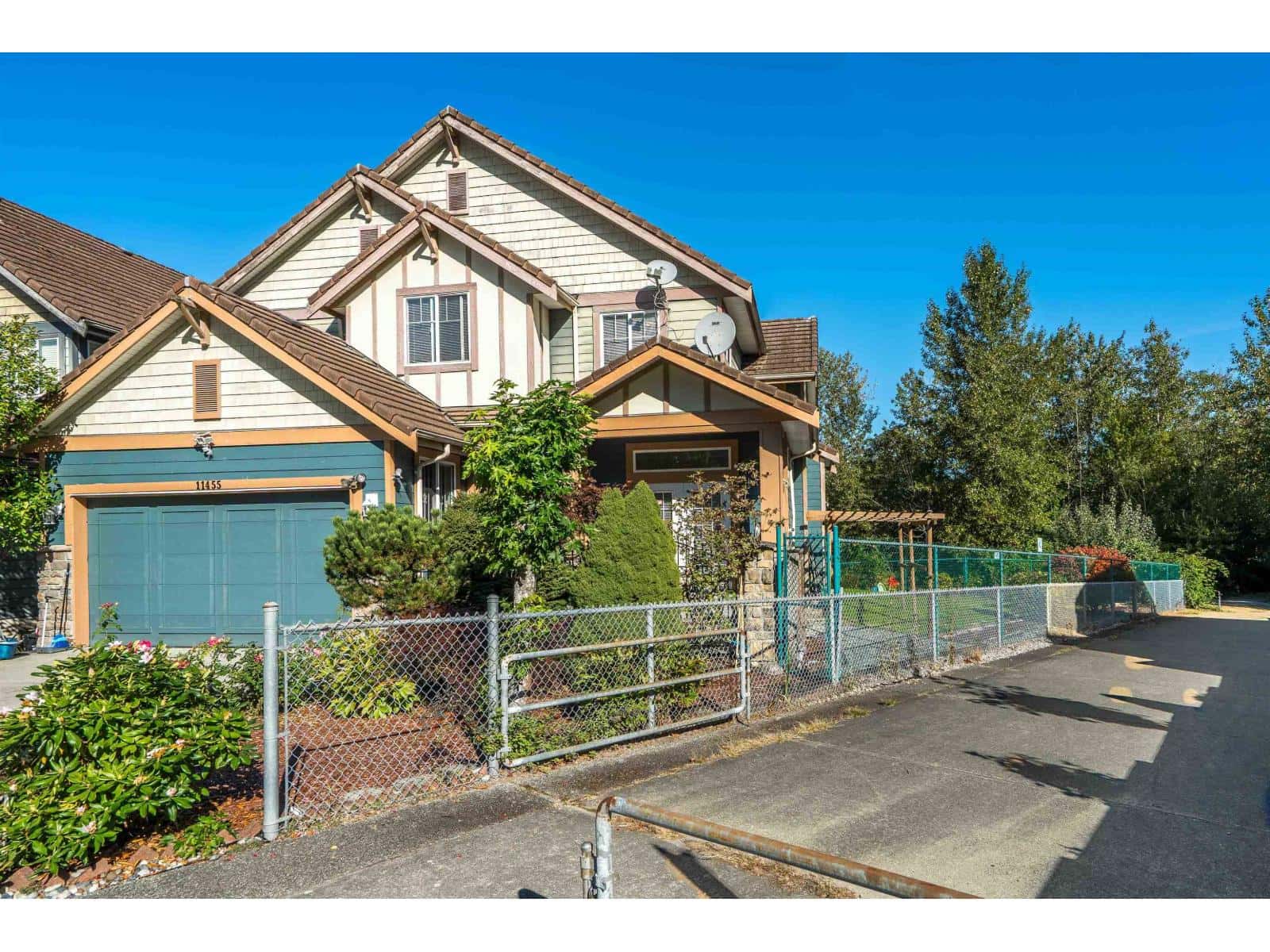 11455 154A STREET — Surrey, British Columbia - Photo 3 of 39