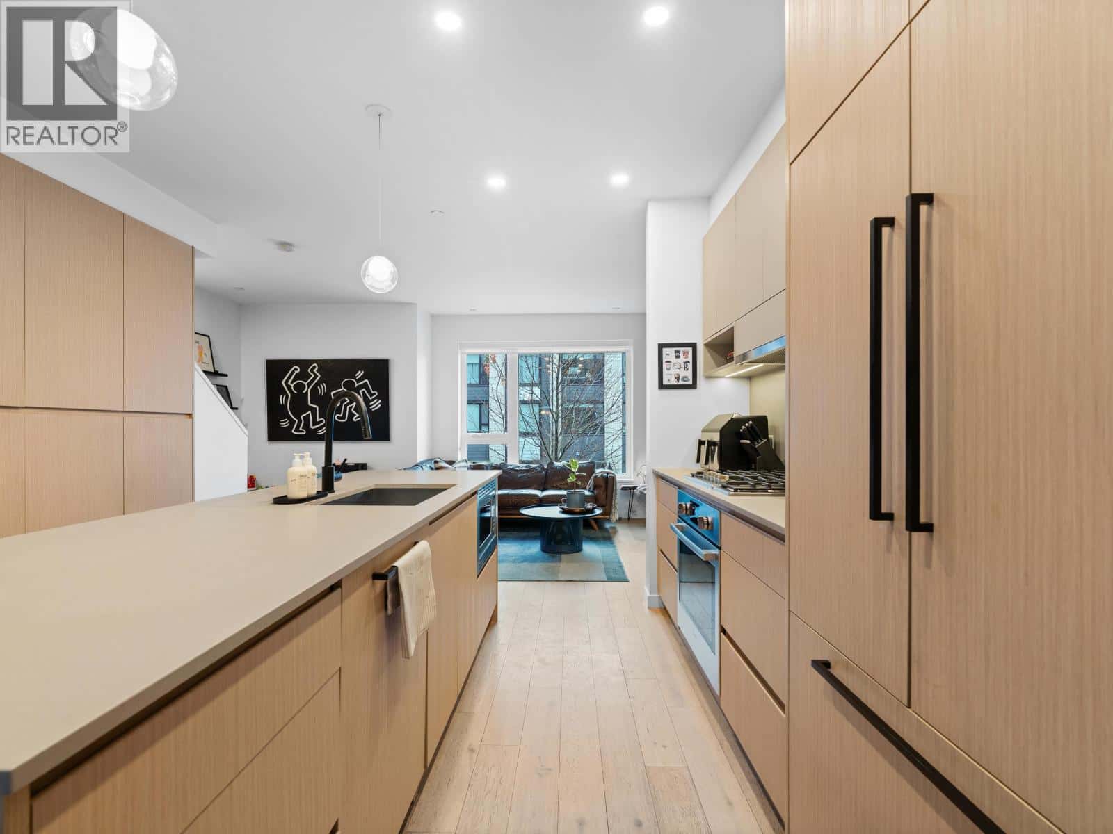 5 528 E 2ND STREET — North Vancouver, British Columbia - Photo 4 of 40