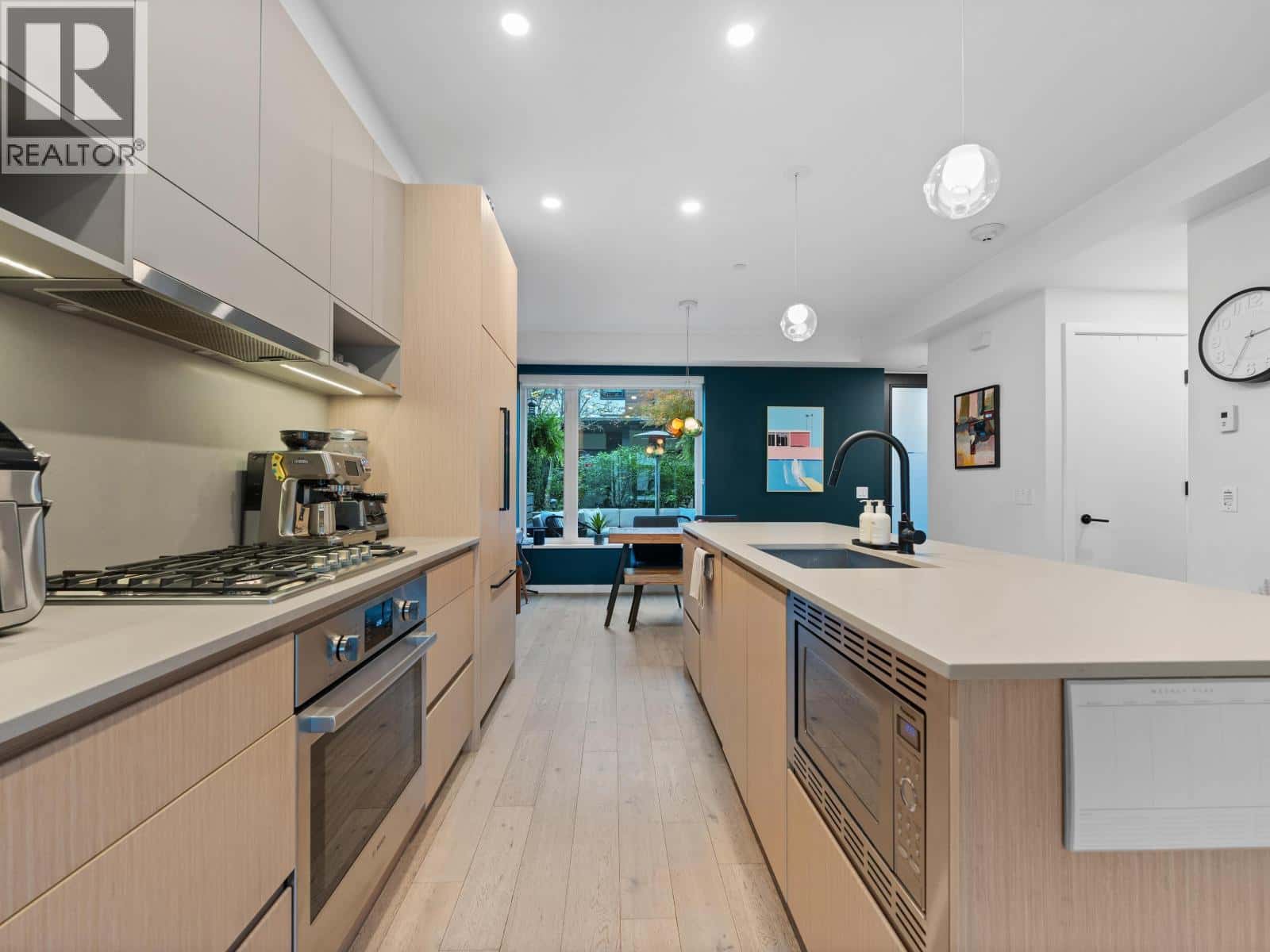 5 528 E 2ND STREET — North Vancouver, British Columbia - Photo 5 of 40