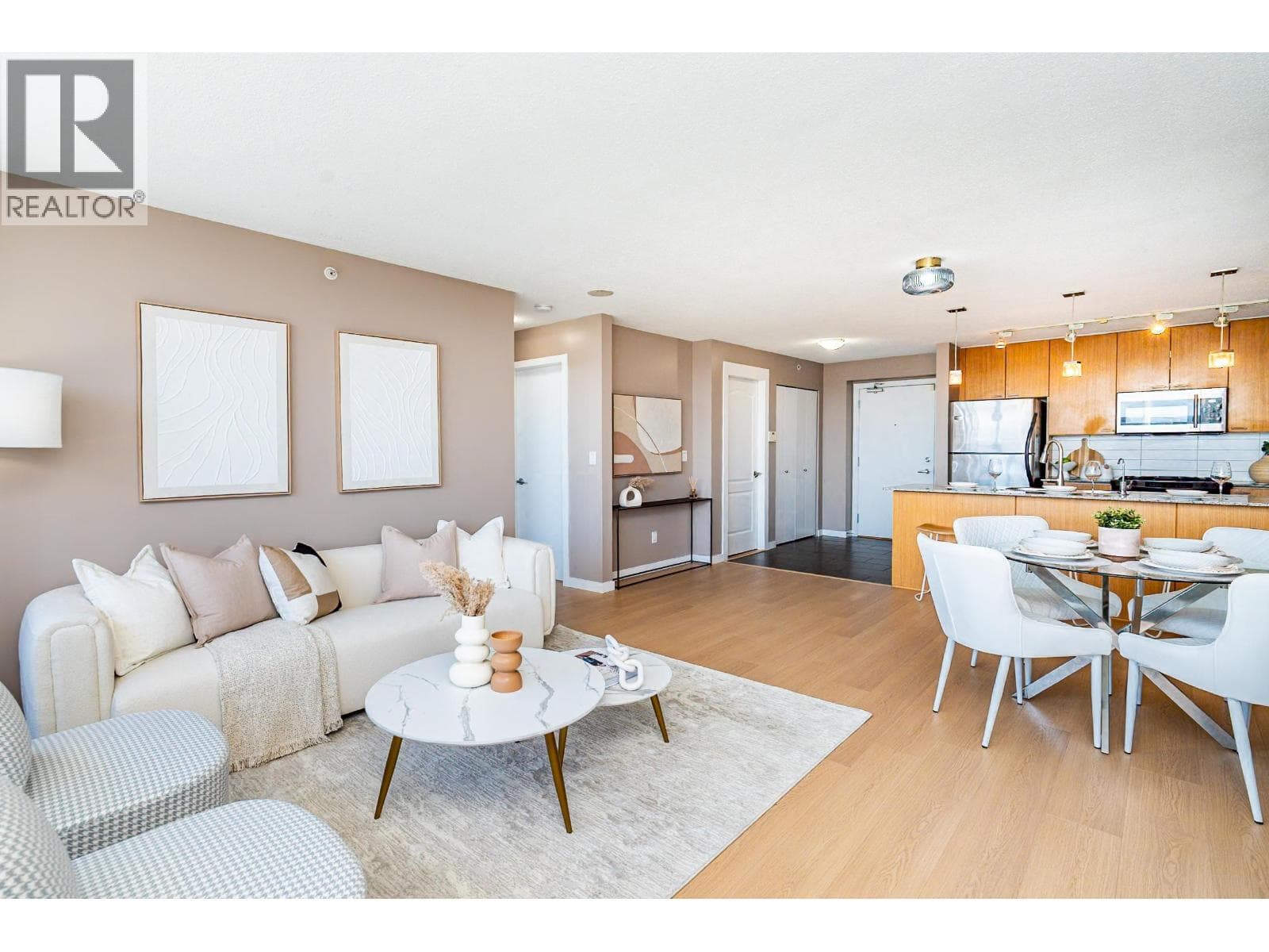 504 39 SIXTH STREET — New Westminster, British Columbia - Main photo