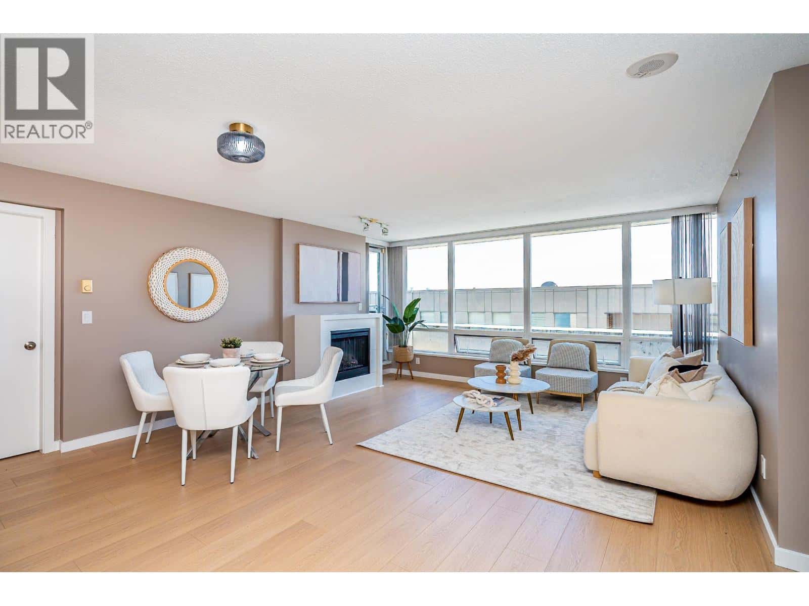 504 39 SIXTH STREET — New Westminster, British Columbia - Photo 2 of 40