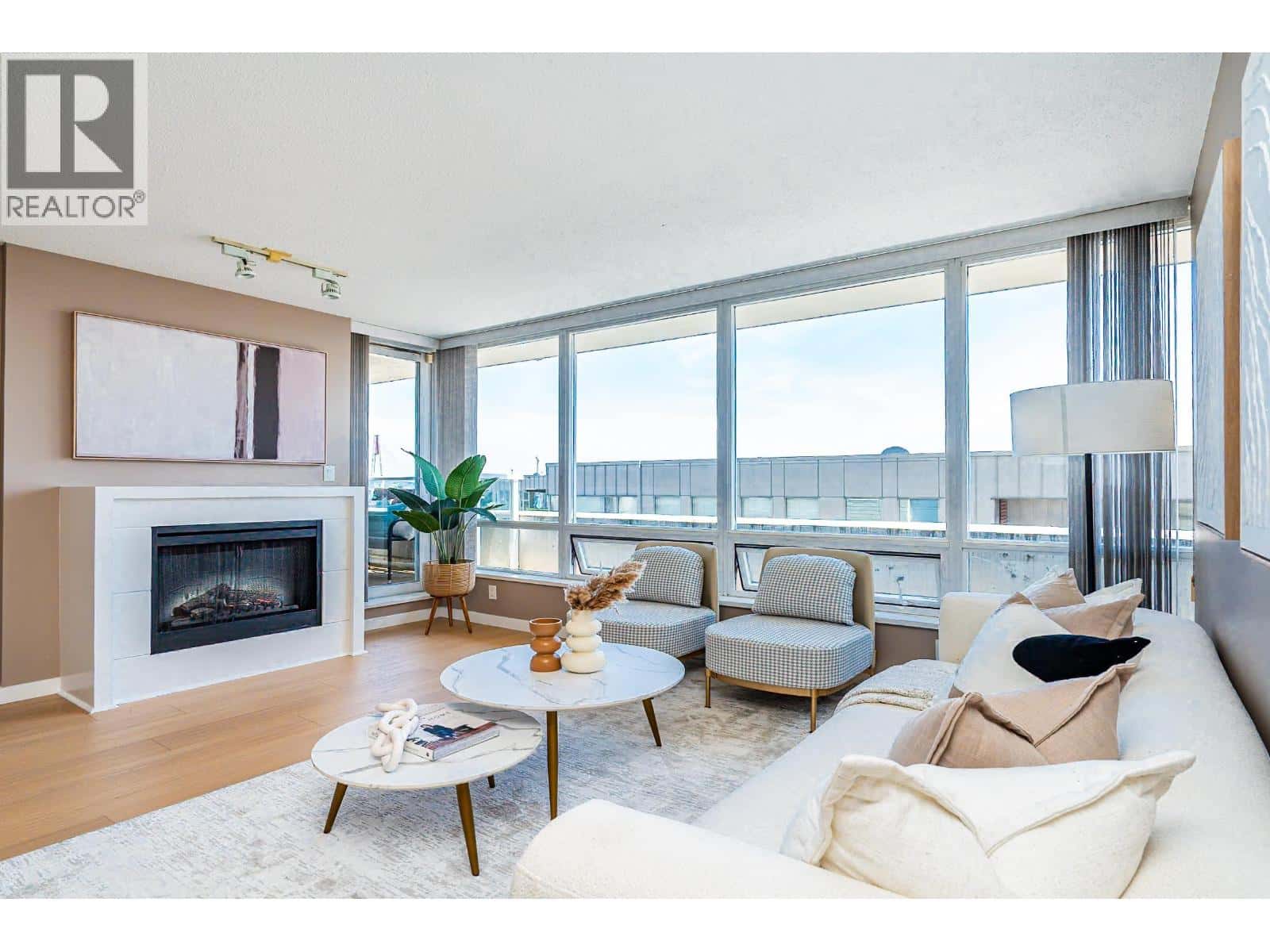 504 39 SIXTH STREET — New Westminster, British Columbia - Photo 3 of 40