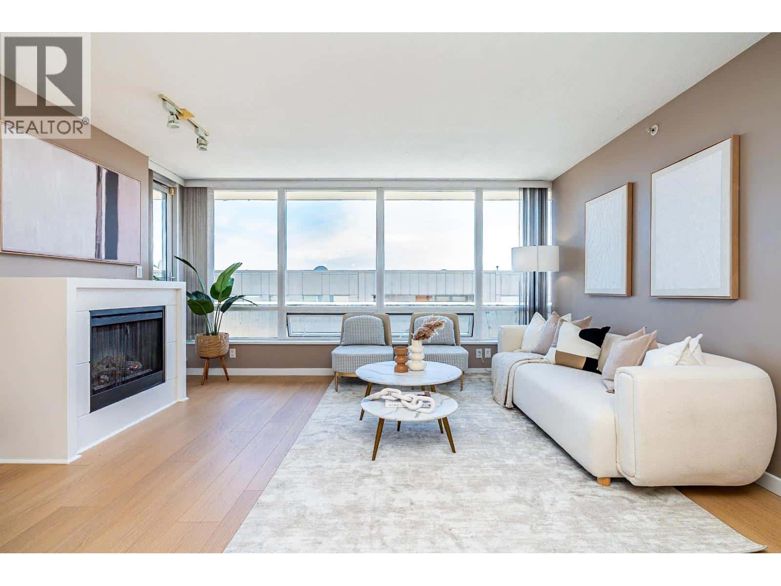 504 39 SIXTH STREET — New Westminster, British Columbia - Photo 4 of 40