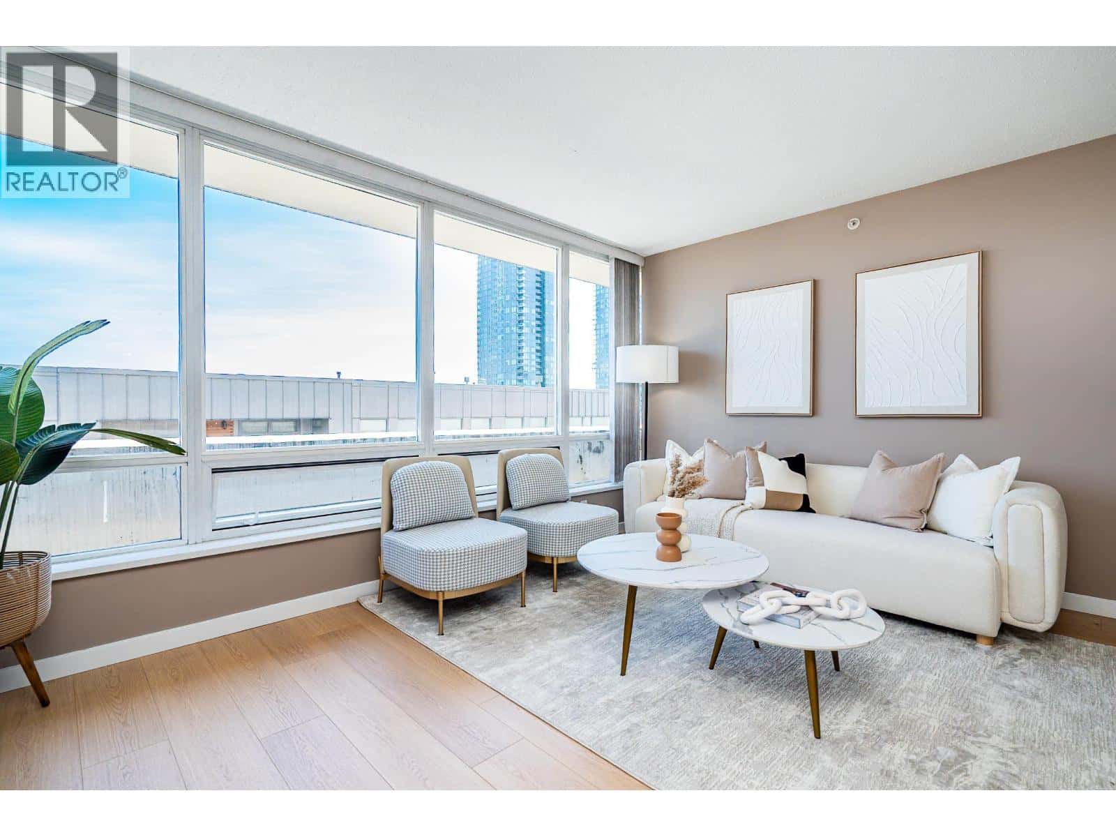 504 39 SIXTH STREET — New Westminster, British Columbia - Photo 5 of 40