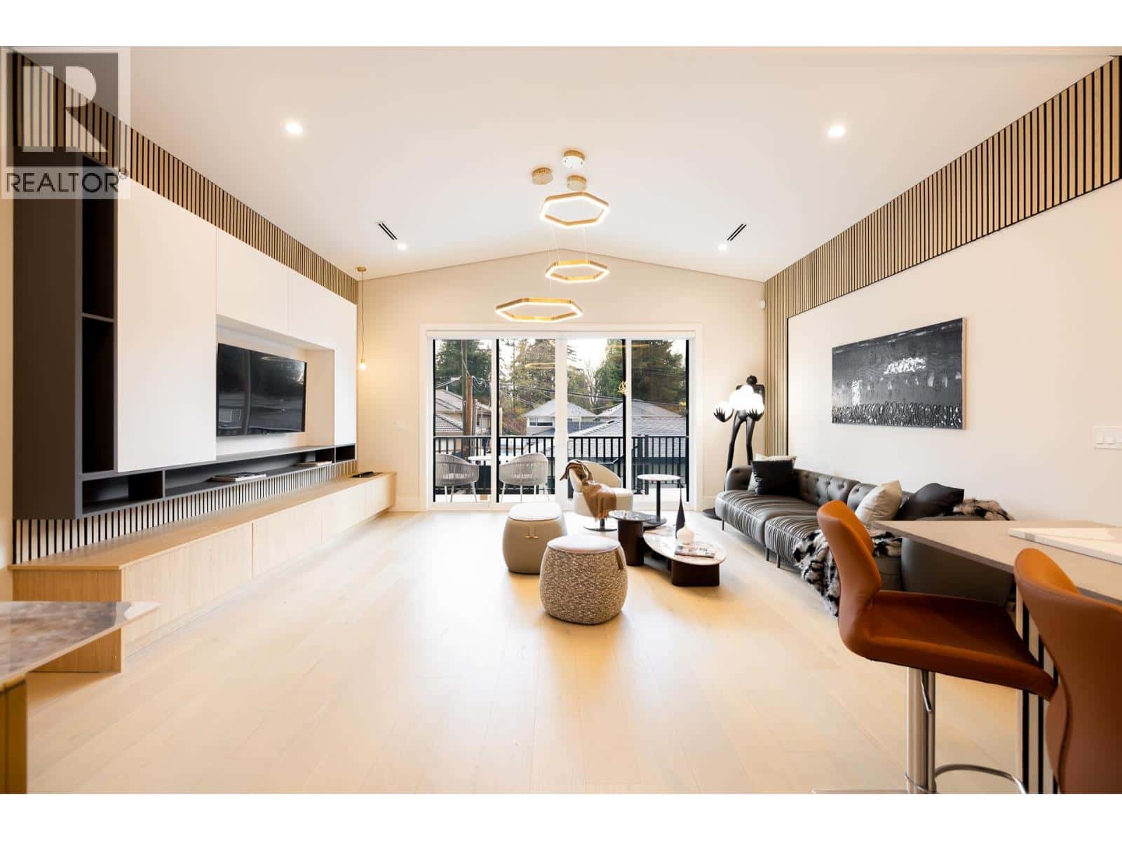 8055 18TH AVENUE — Burnaby, British Columbia - Photo 2 of 40