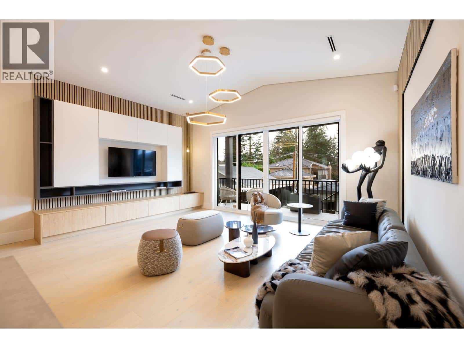 8055 18TH AVENUE — Burnaby, British Columbia - Photo 3 of 40