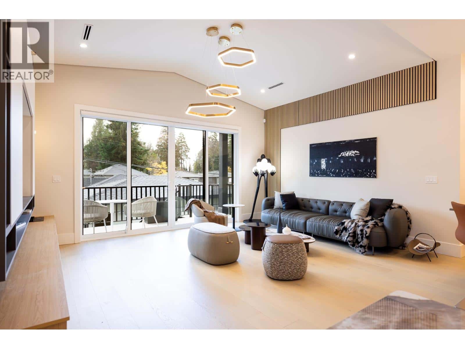 8055 18TH AVENUE — Burnaby, British Columbia - Photo 4 of 40