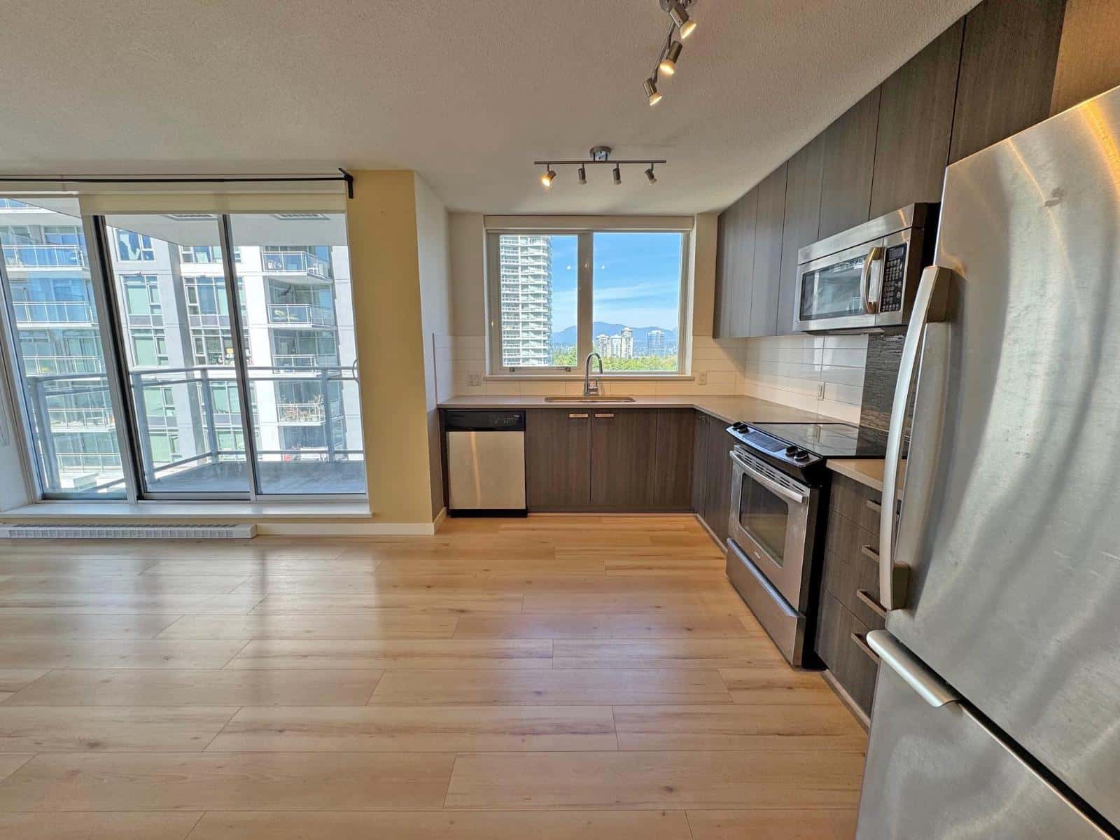 802 13325 102A AVENUE — Surrey, British Columbia - Photo 4 of 13