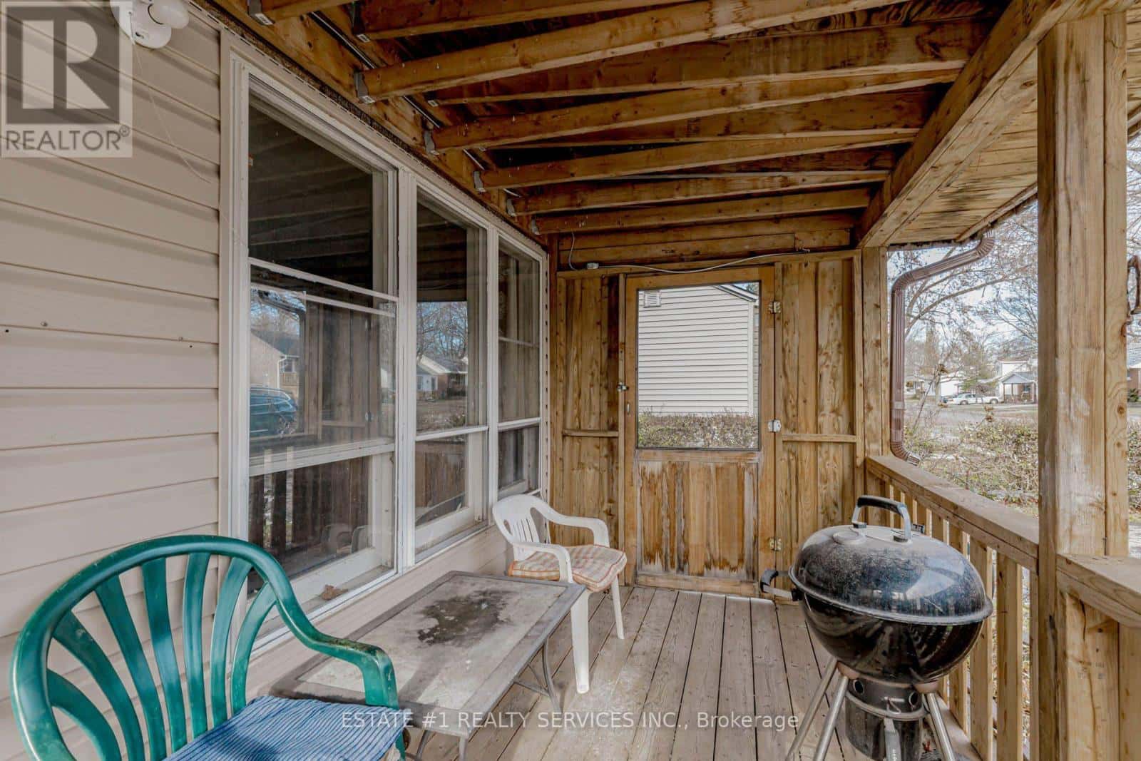 107 DOVER ROAD — Welland (Lincoln/Crowland), Ontario - Photo 2 of 46