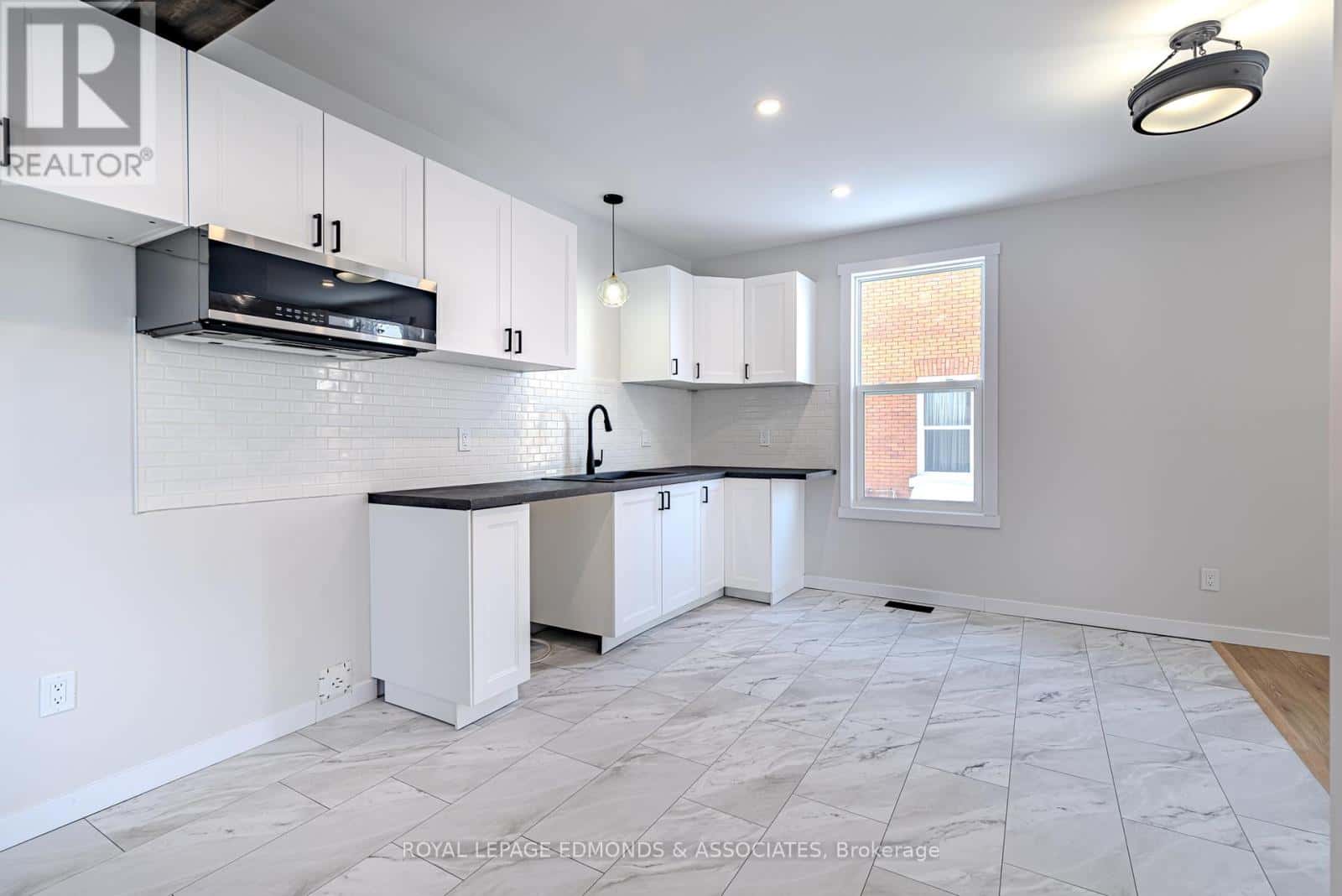 204 MCALLISTER STREET — Pembroke, Ontario - Photo 4 of 46