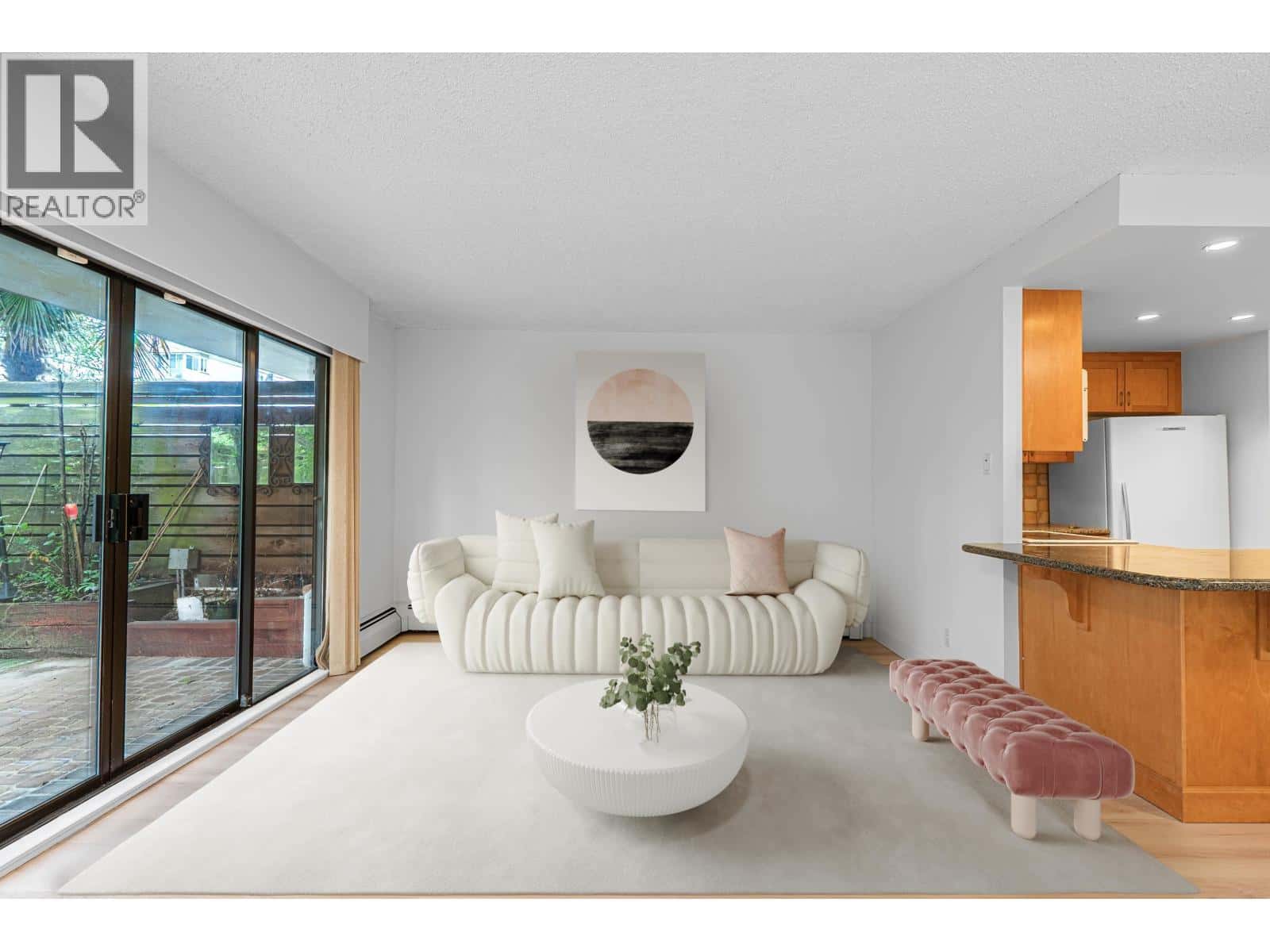 102 747 17TH STREET — West Vancouver, British Columbia - Photo 2 of 18