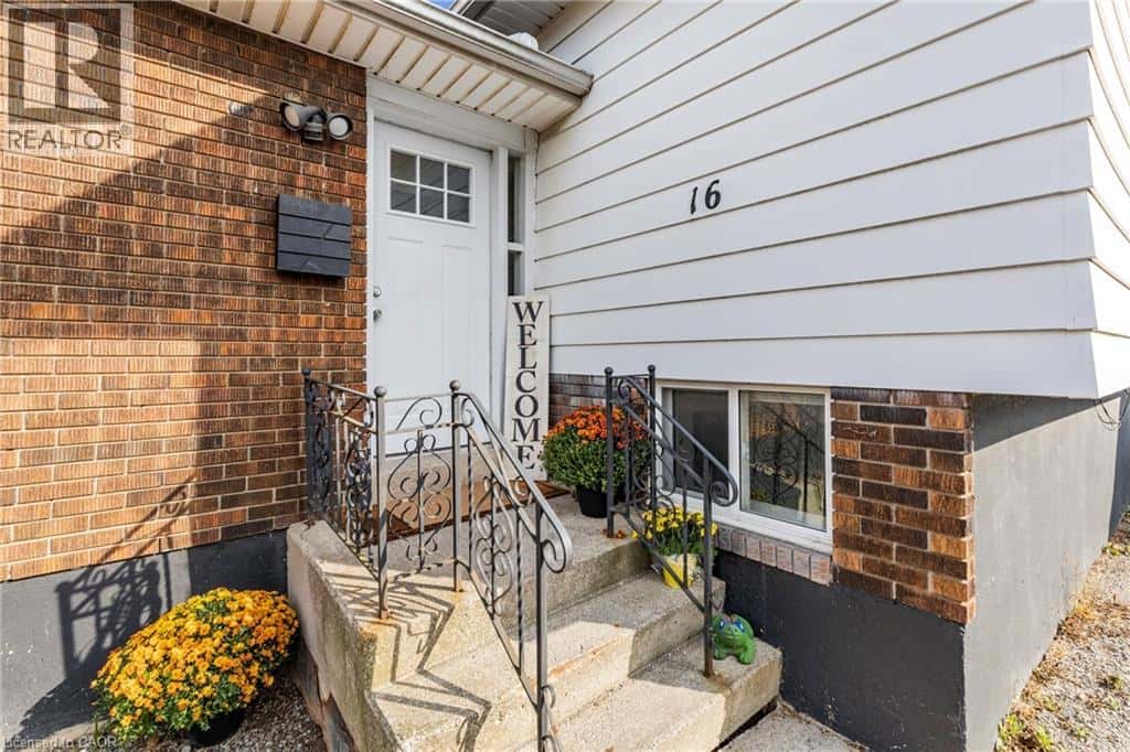 16 ROXBOROUGH Court — St. Catharines, Ontario - Photo 5 of 30