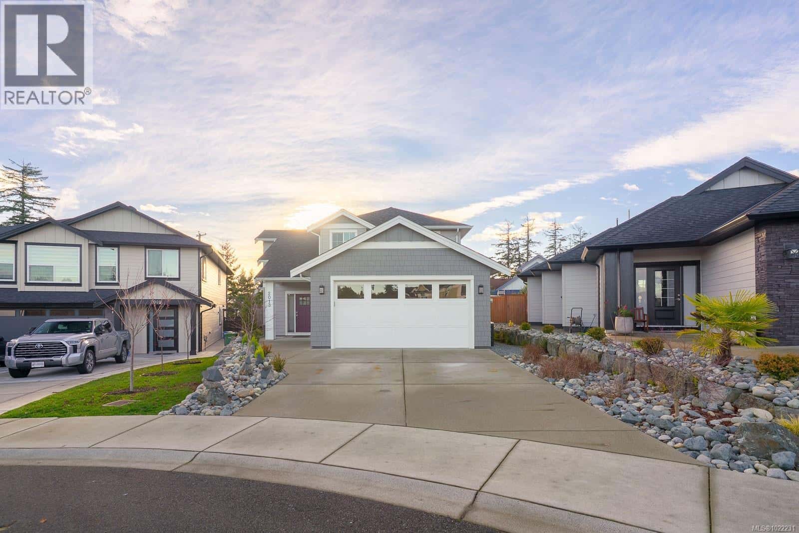 2013 Mountain Vista Dr — Nanaimo, British Columbia - Photo 2 of 36