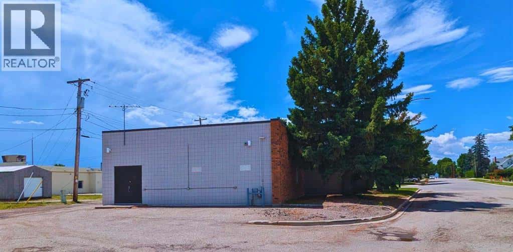 5018 2nd St. W — Claresholm, Alberta - Photo 4 of 31