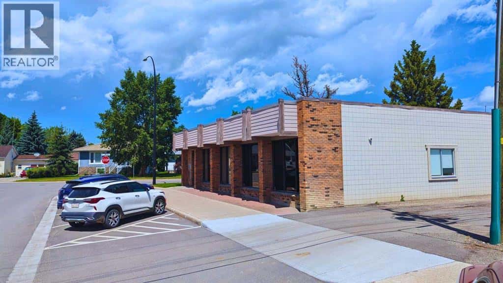 5018 2nd St. W — Claresholm, Alberta - Photo 3 of 31