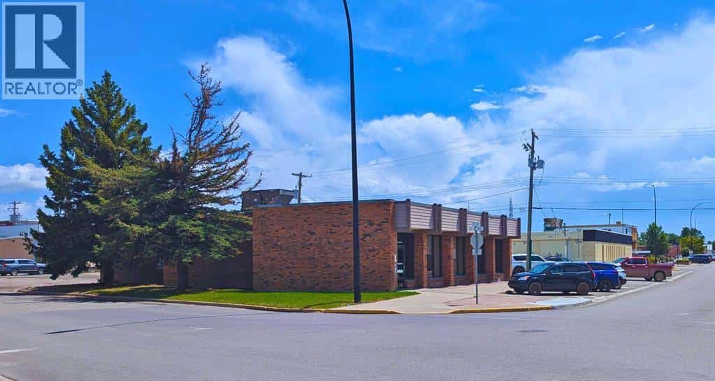 5018 2nd St. W — Claresholm, Alberta - Photo 5 of 31