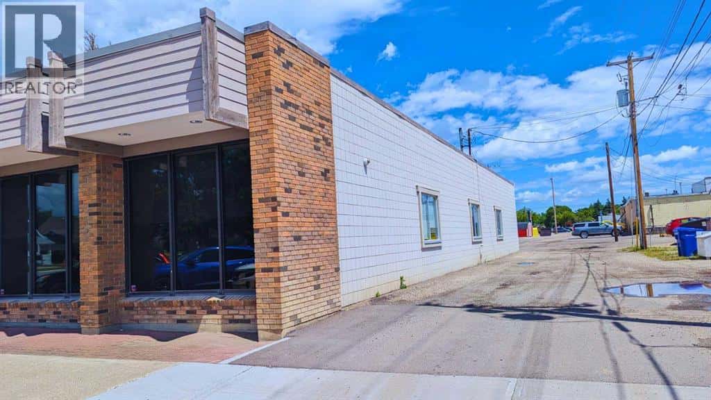 5018 2nd St. W — Claresholm, Alberta - Photo 2 of 31