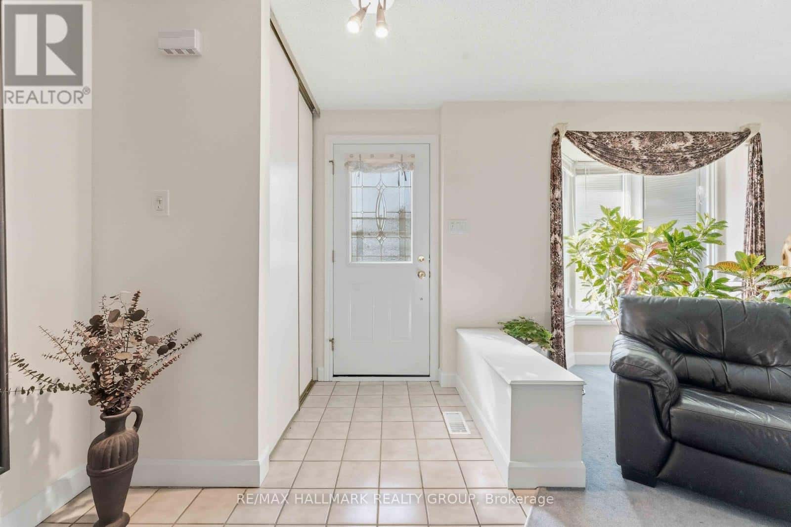 32 - 941 COOKSHIRE CRESCENT — Ottawa, Ontario - Photo 2 of 43