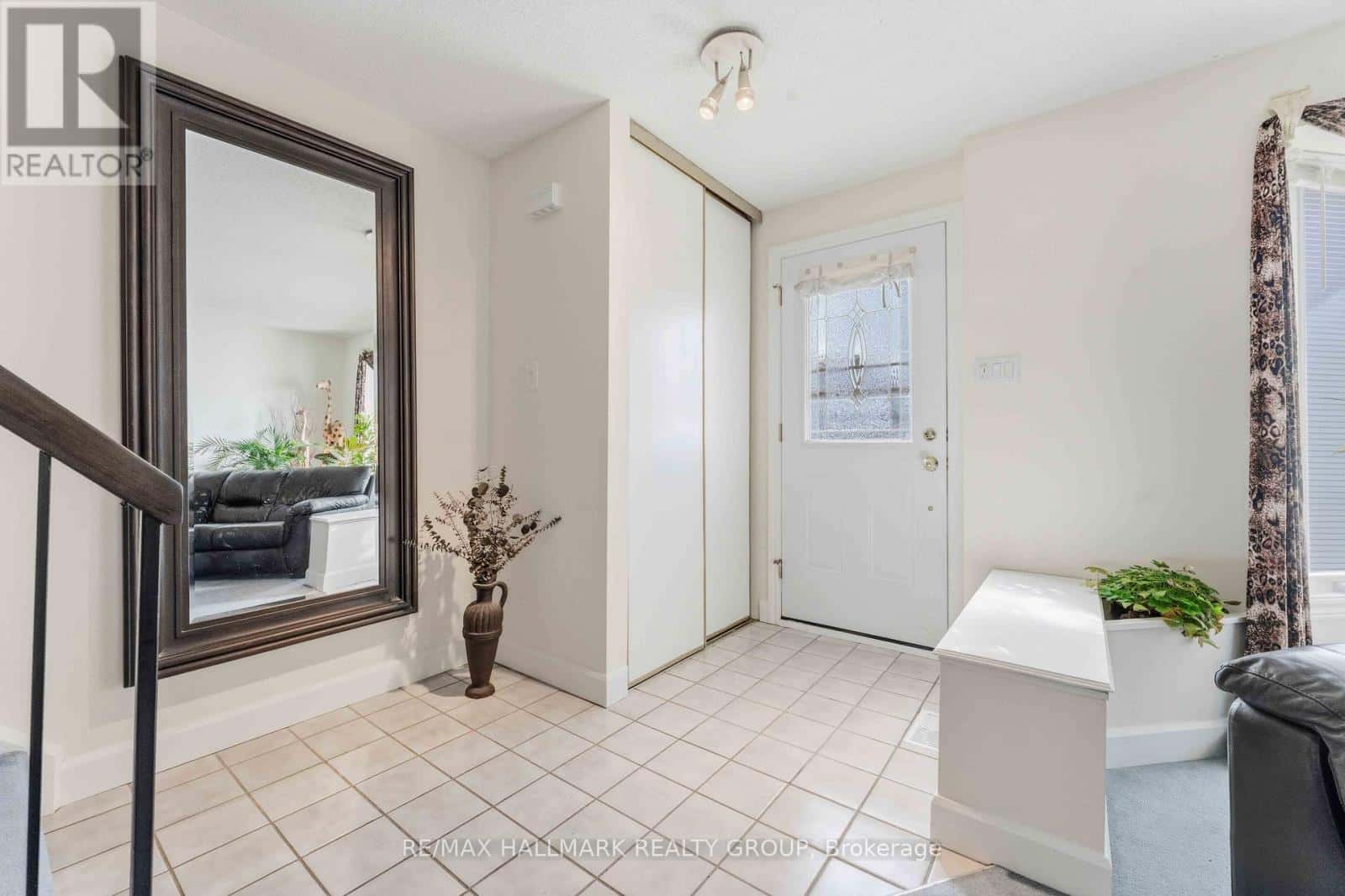 32 - 941 COOKSHIRE CRESCENT — Ottawa, Ontario - Photo 3 of 43