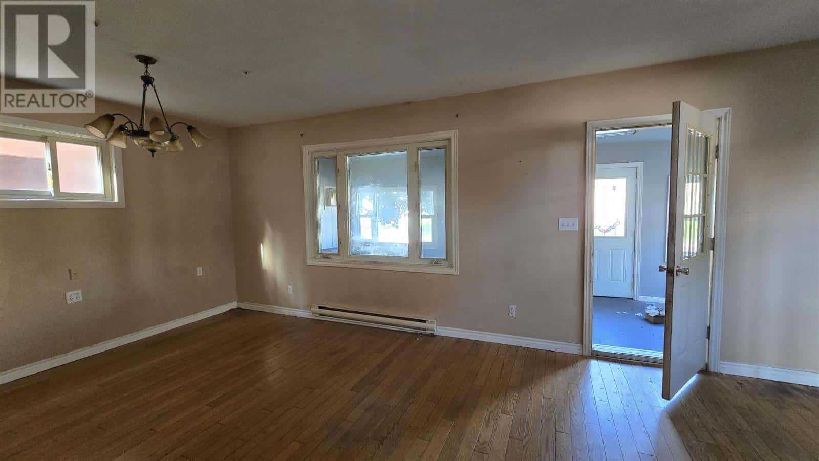 35 Albert ST E — Sault Ste. Marie, Ontario - Photo 4 of 15