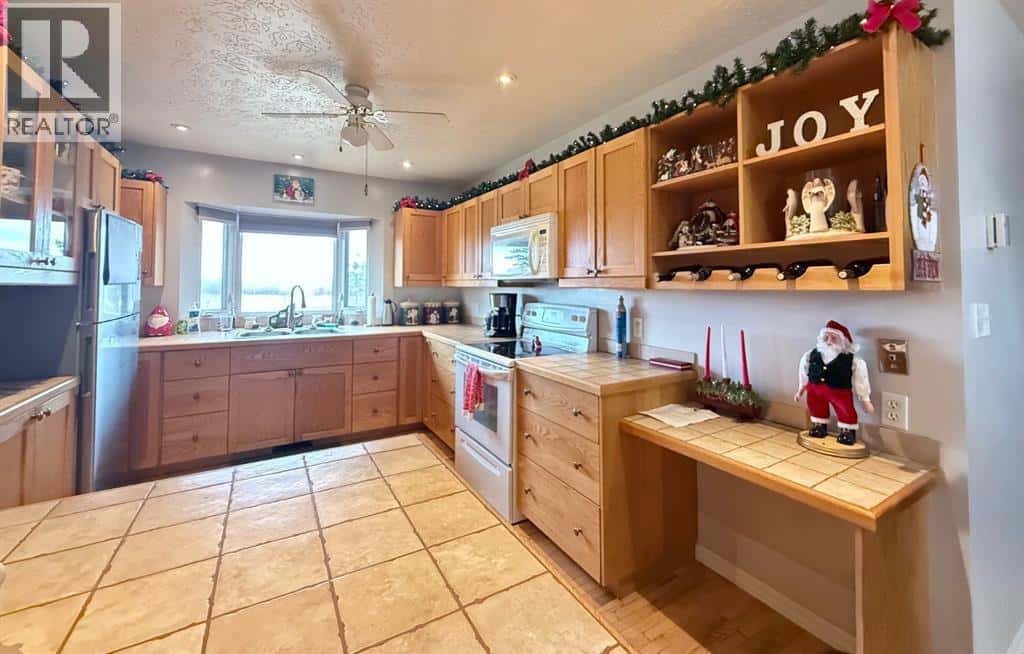 5101 55 Street — Mannville, Alberta - Photo 4 of 32