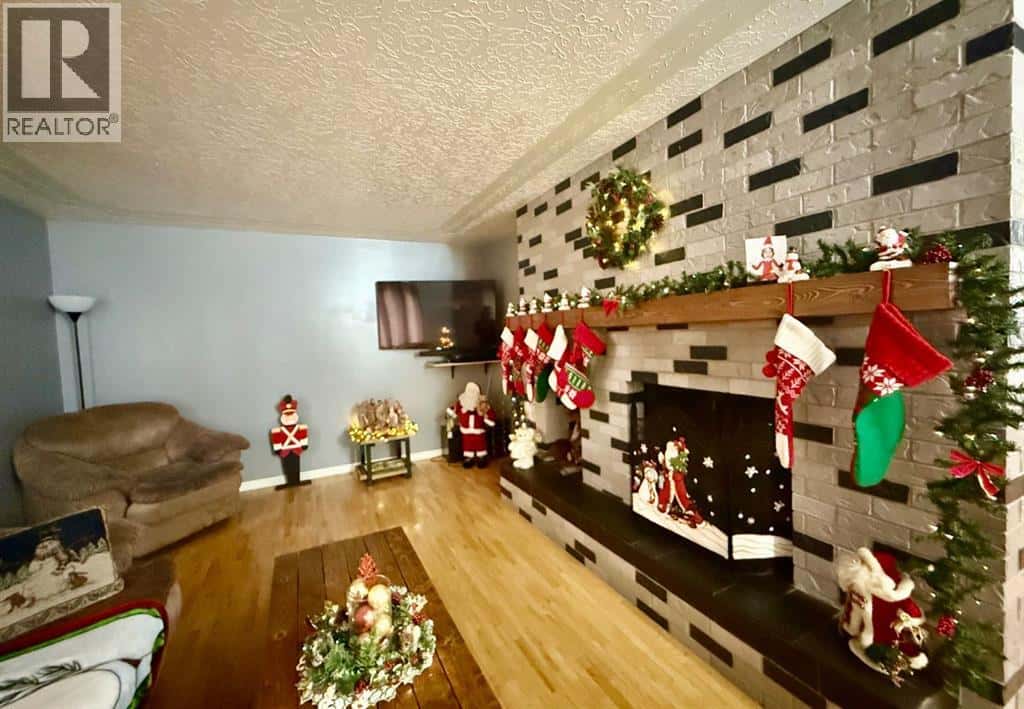 5101 55 Street — Mannville, Alberta - Photo 2 of 32