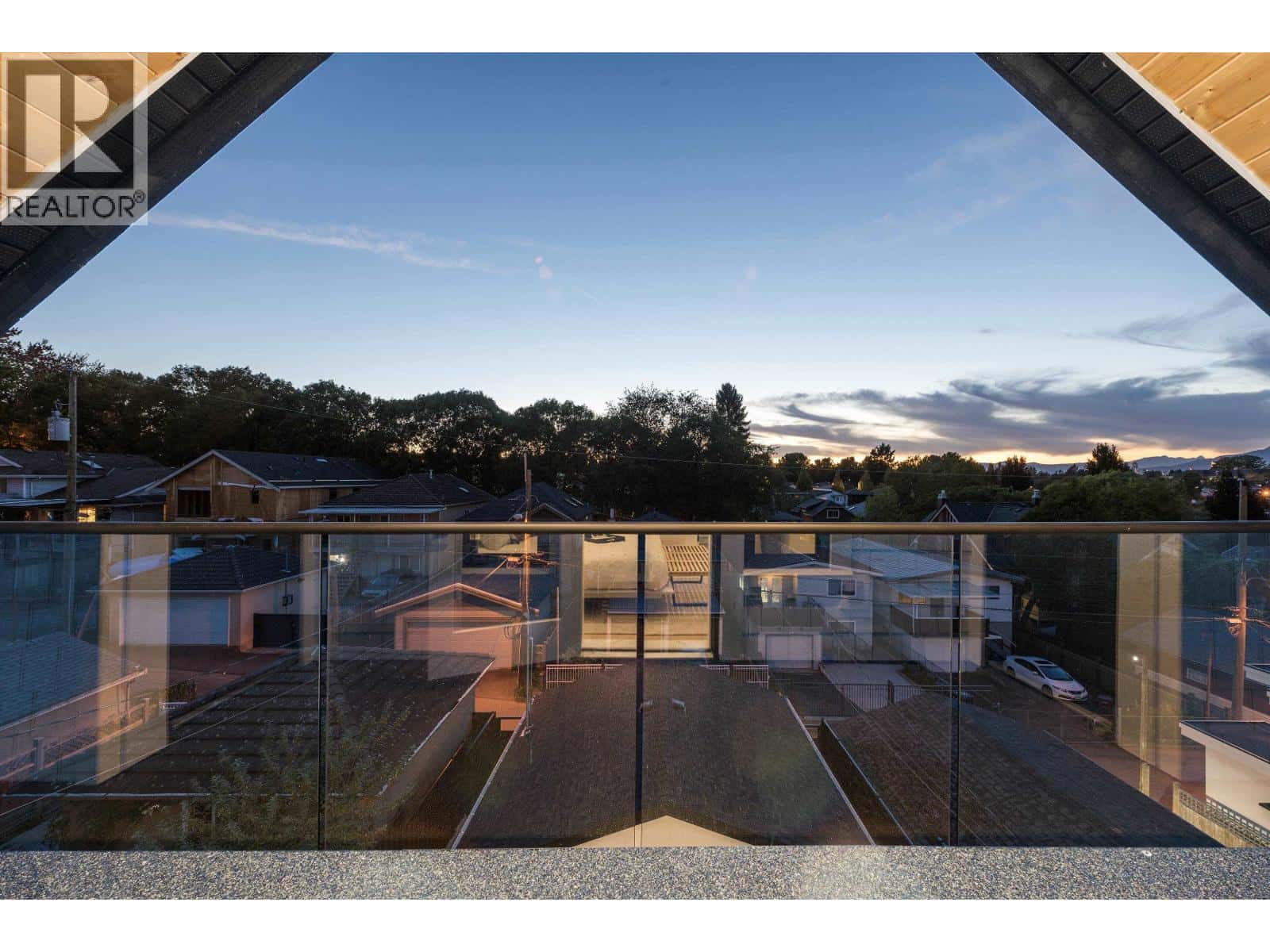 2 4855 DUMFRIES STREET — Vancouver, British Columbia - Photo 5 of 26