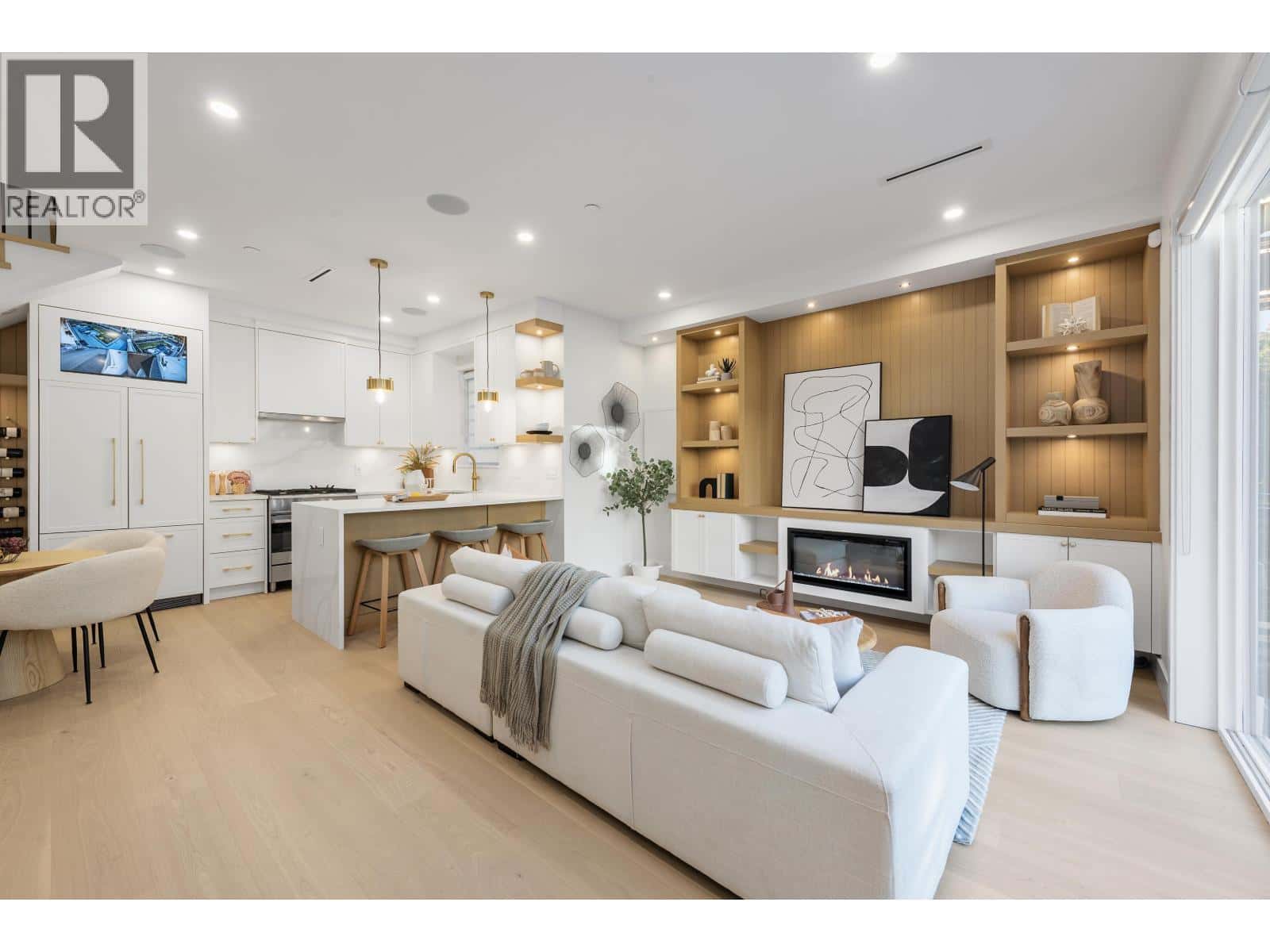 1 4855 DUMFRIES STREET — Vancouver, British Columbia - Photo 3 of 27