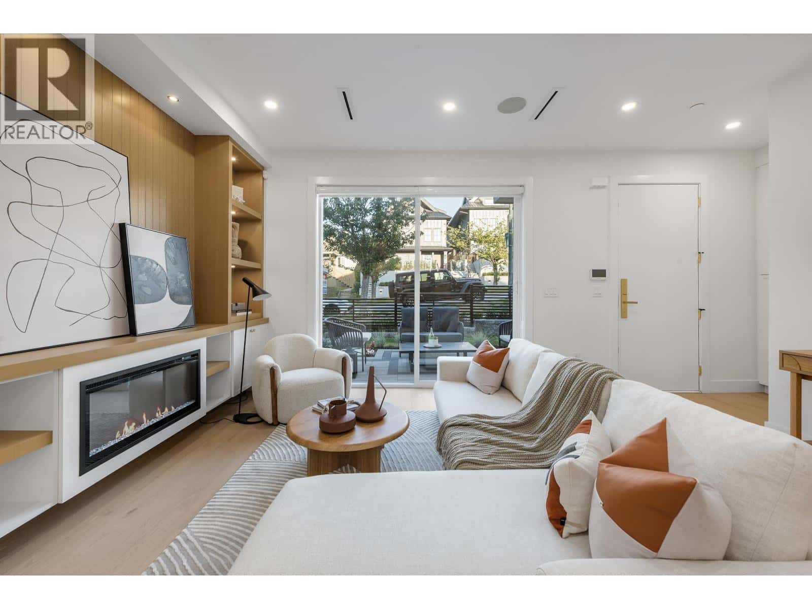 1 4855 DUMFRIES STREET — Vancouver, British Columbia - Photo 5 of 27