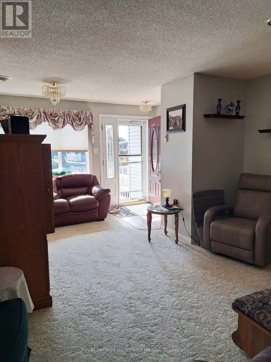 11-2 STEWART STREET — Strathroy-Caradoc (SE), Ontario - Photo 2 of 14